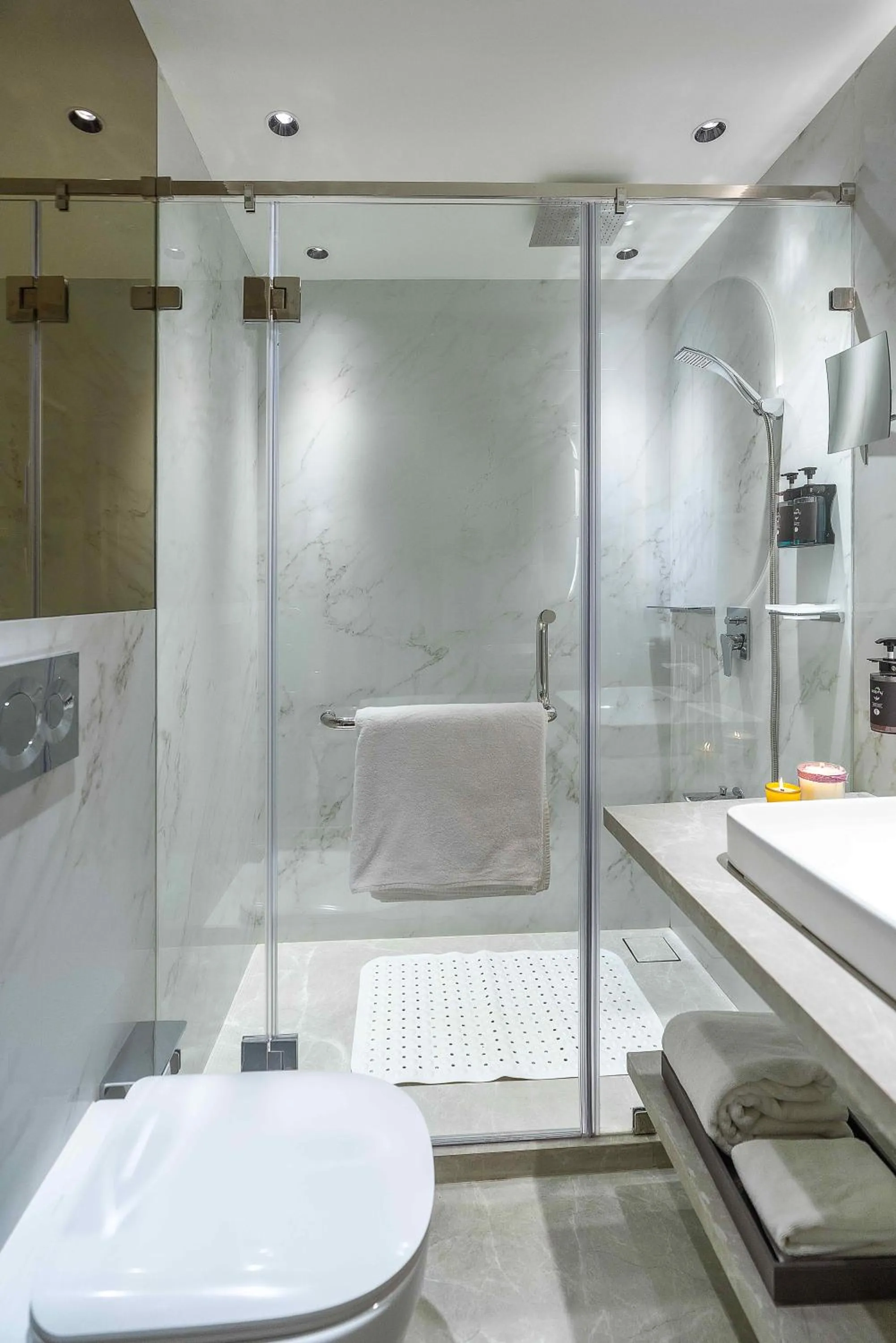 Shower in Grand Residency Hotel & Serviced Apartments