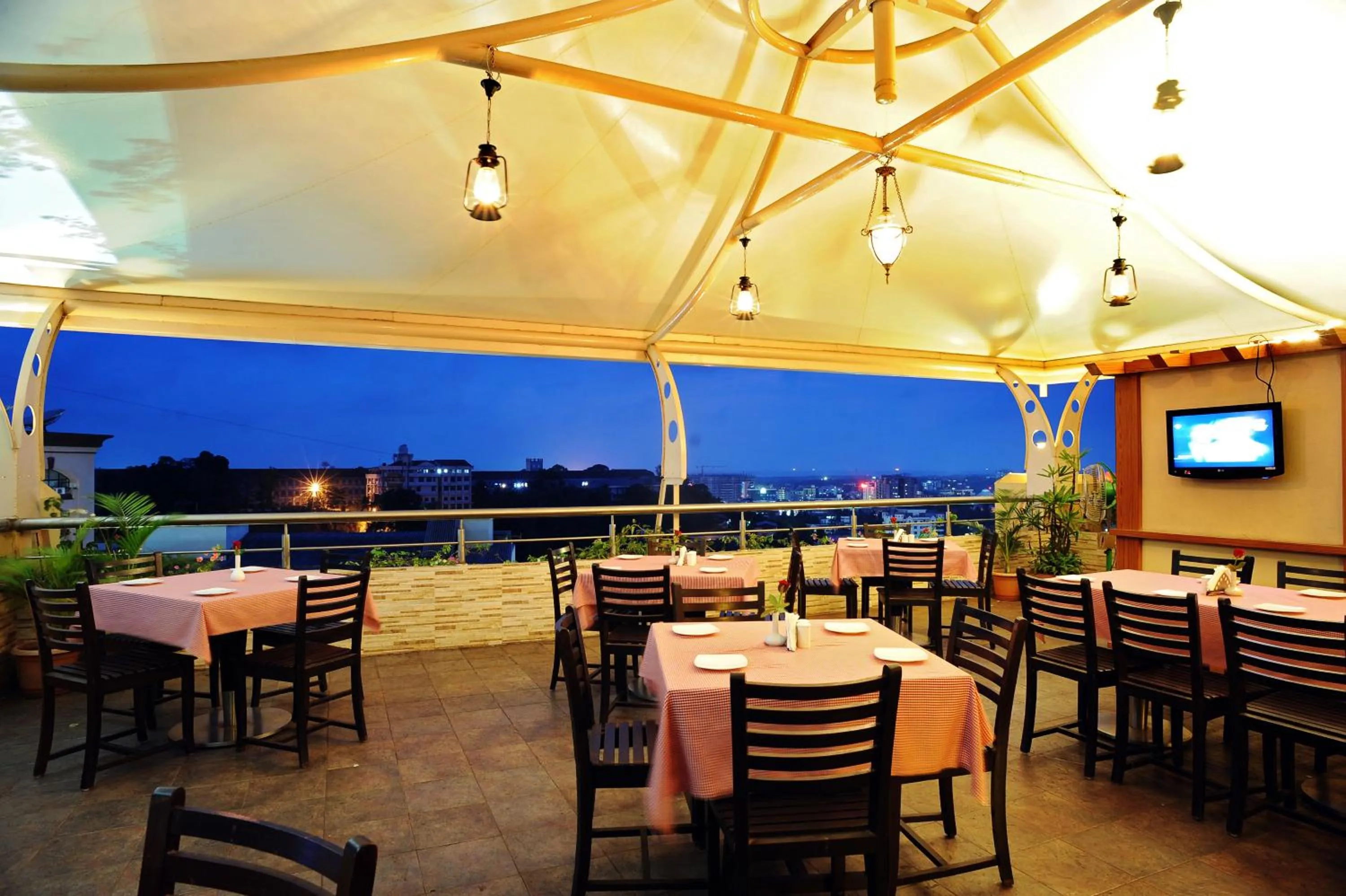 Restaurant/places to eat in Goldfinch Hotel Mangalore