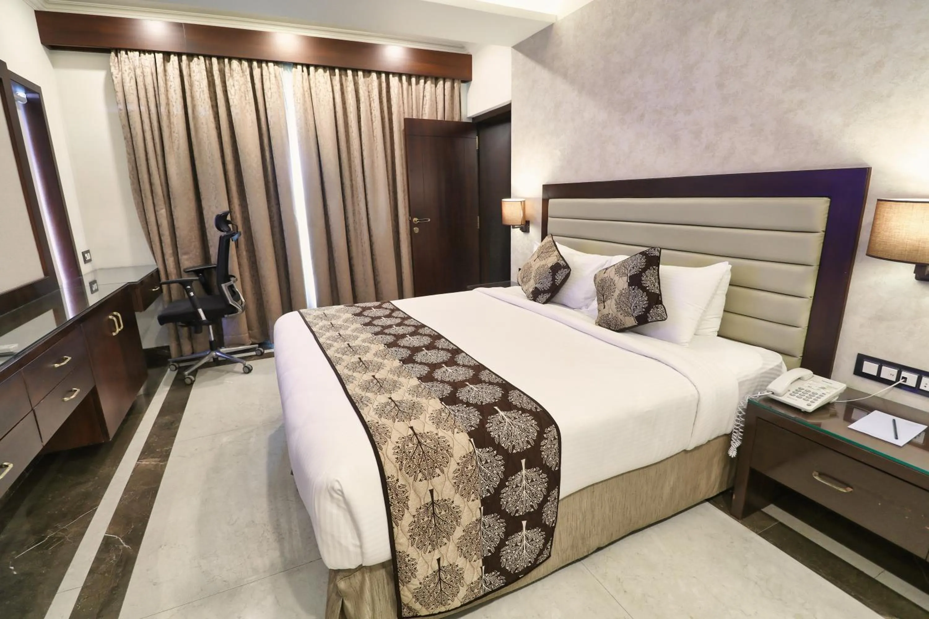 Living room, Bed in Goldfinch Hotel Mangalore