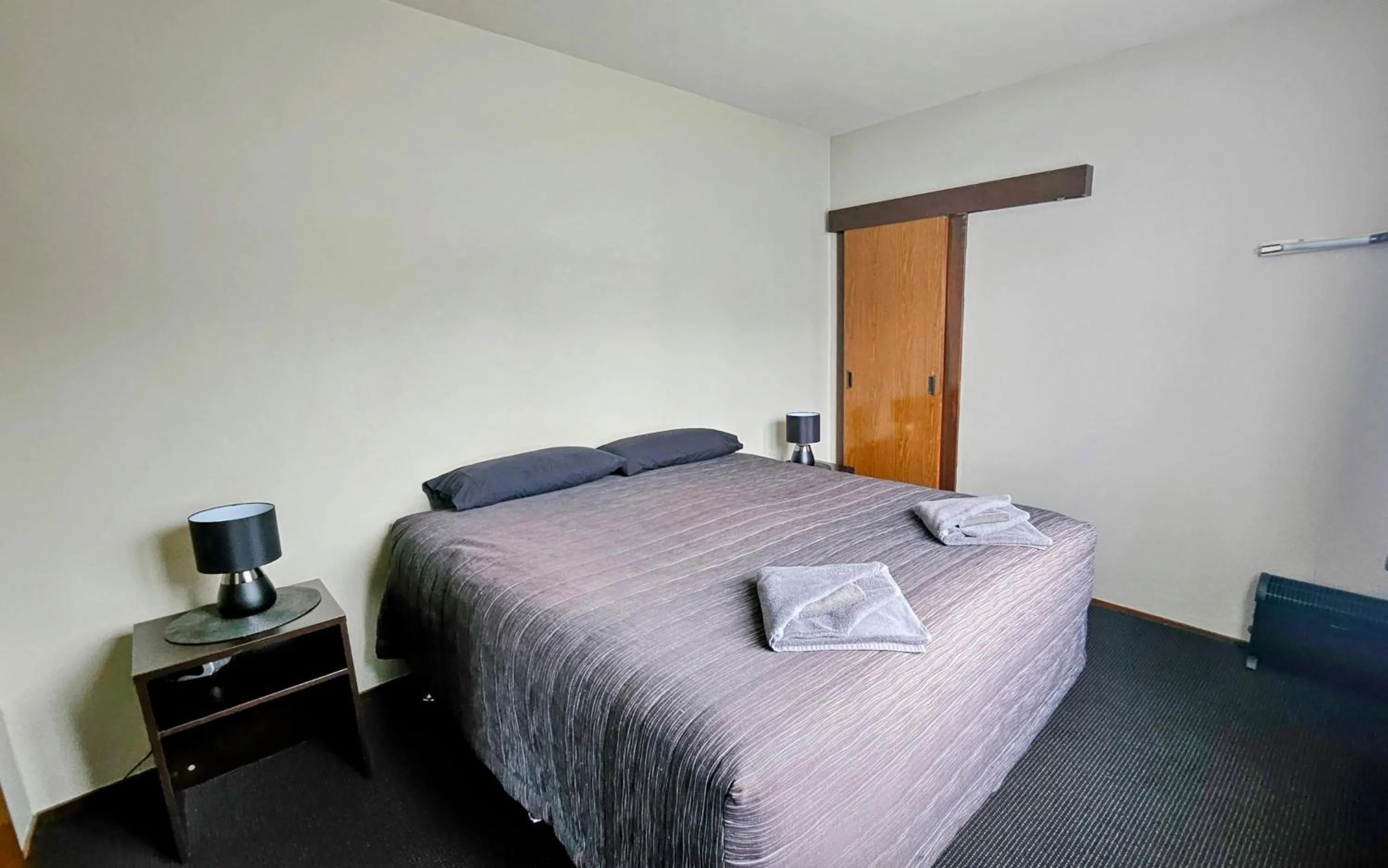 Bedroom, Bed in Anchor Motel