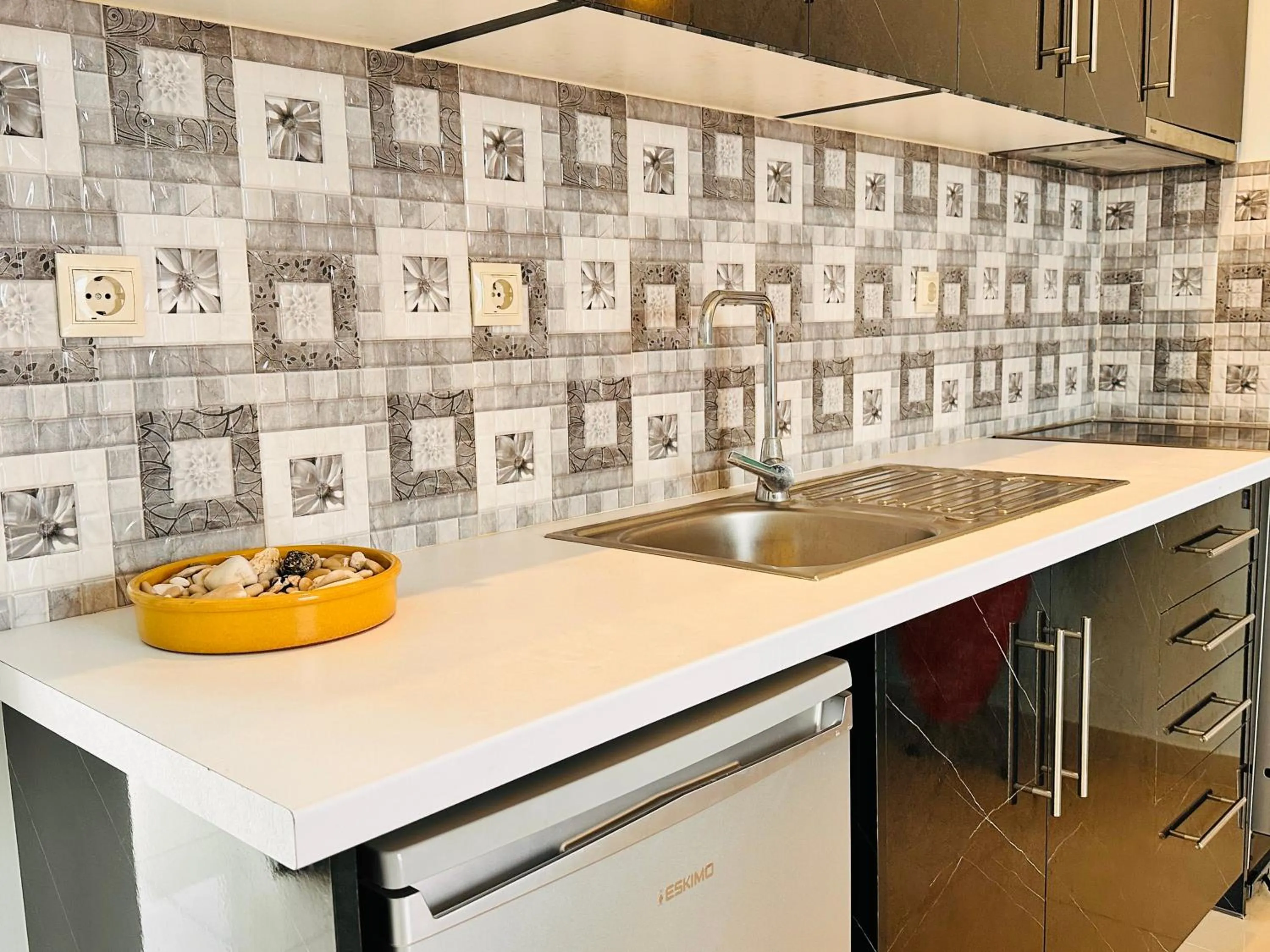 Kitchen or kitchenette in Infinity blue beach apartments - Renovated Apartments 2 Minutes from the Sea & Pool with Scenic Views