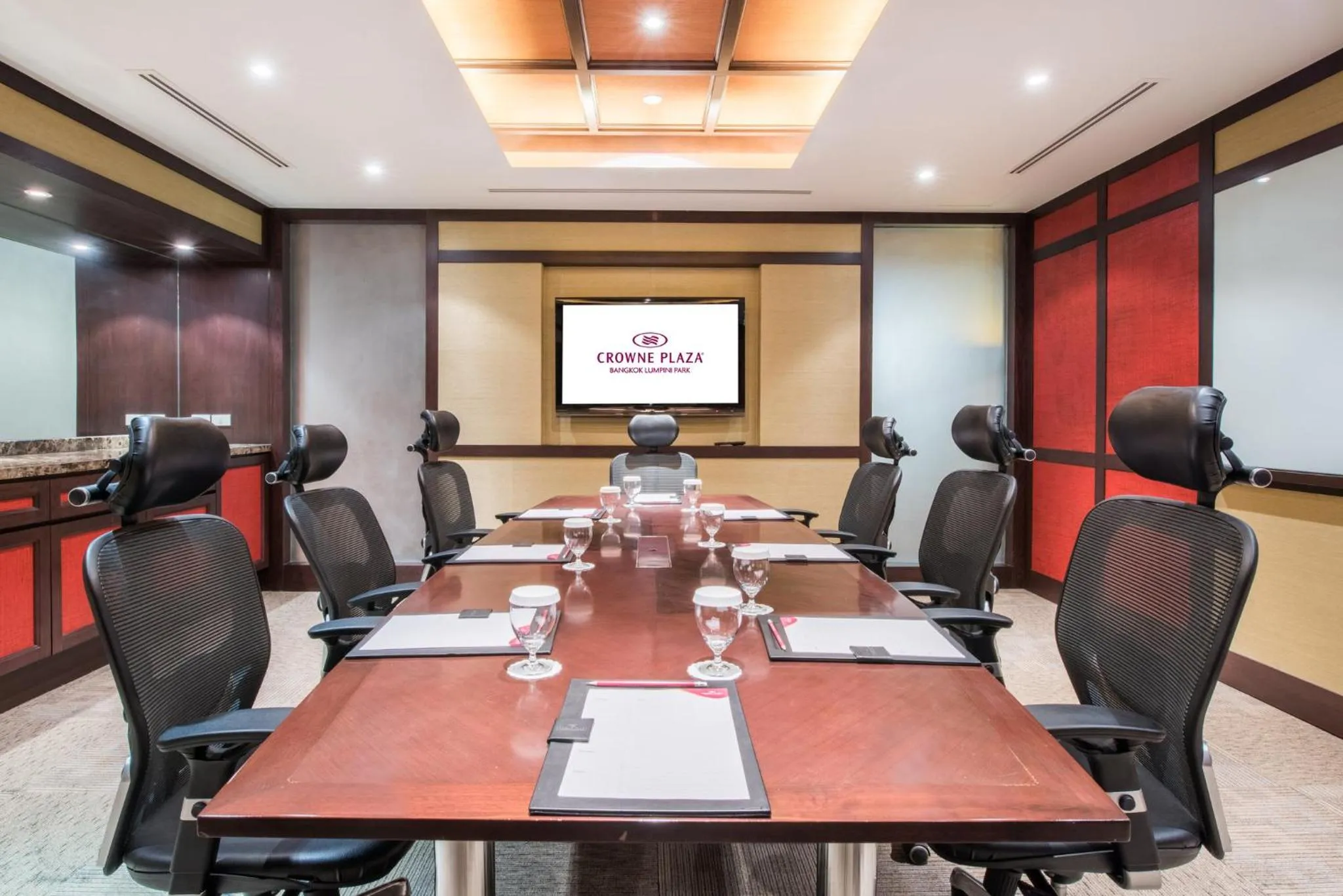 Meeting/conference room in Crowne Plaza Bangkok Lumpini Park by IHG