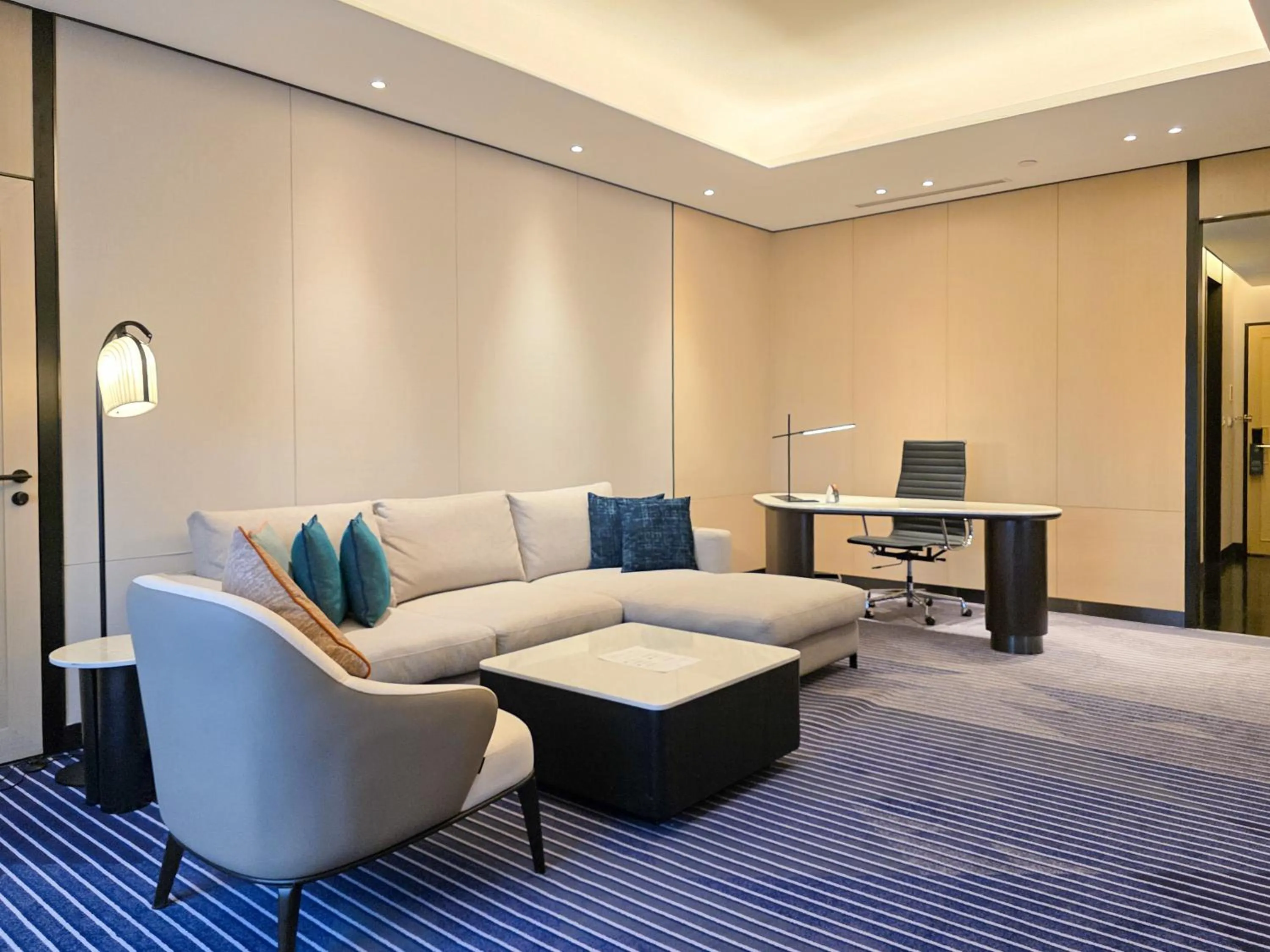 Photo of the whole room in Crowne Plaza Bangkok Lumpini Park by IHG