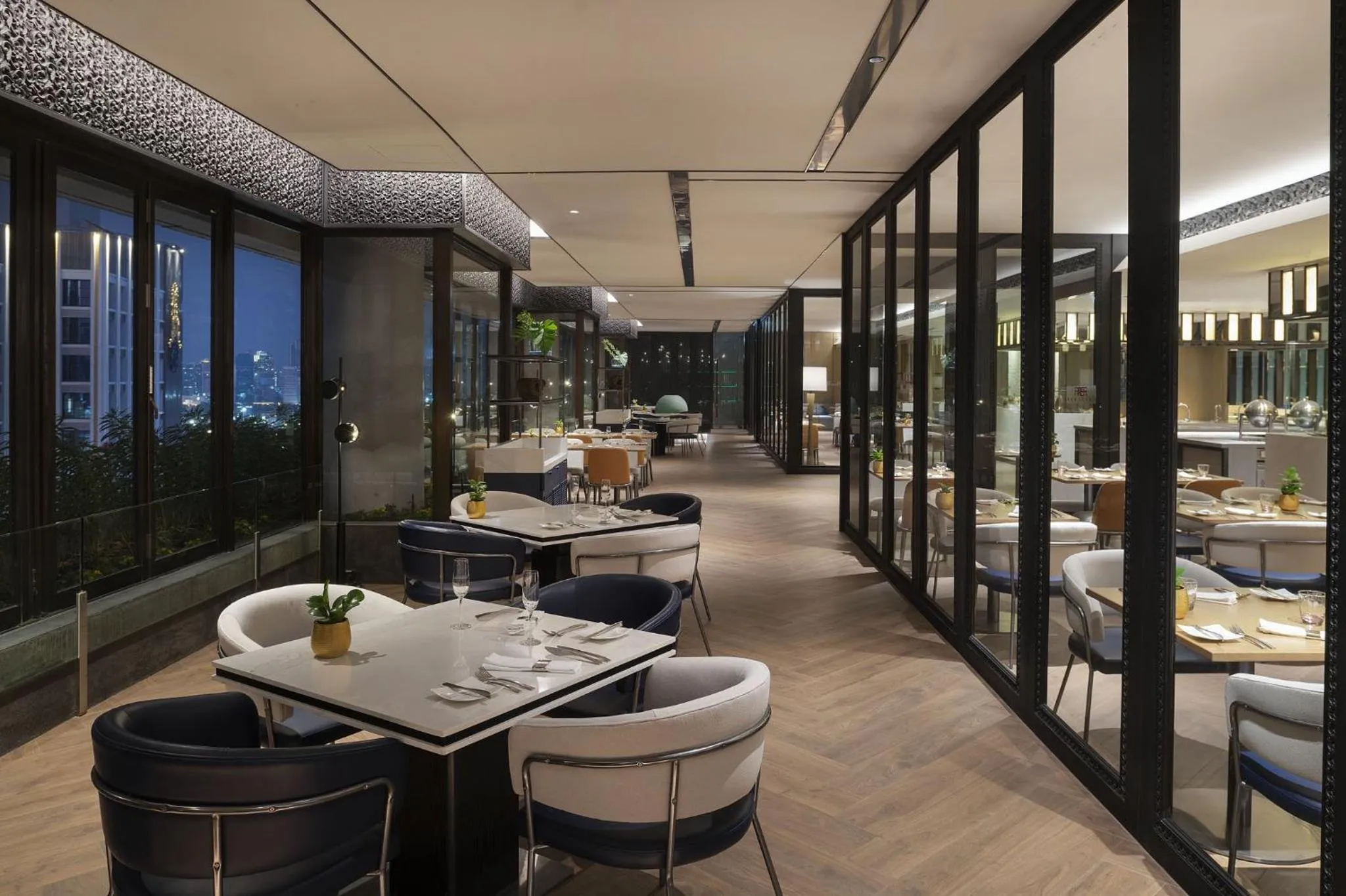 Restaurant/places to eat in Crowne Plaza Bangkok Lumpini Park by IHG