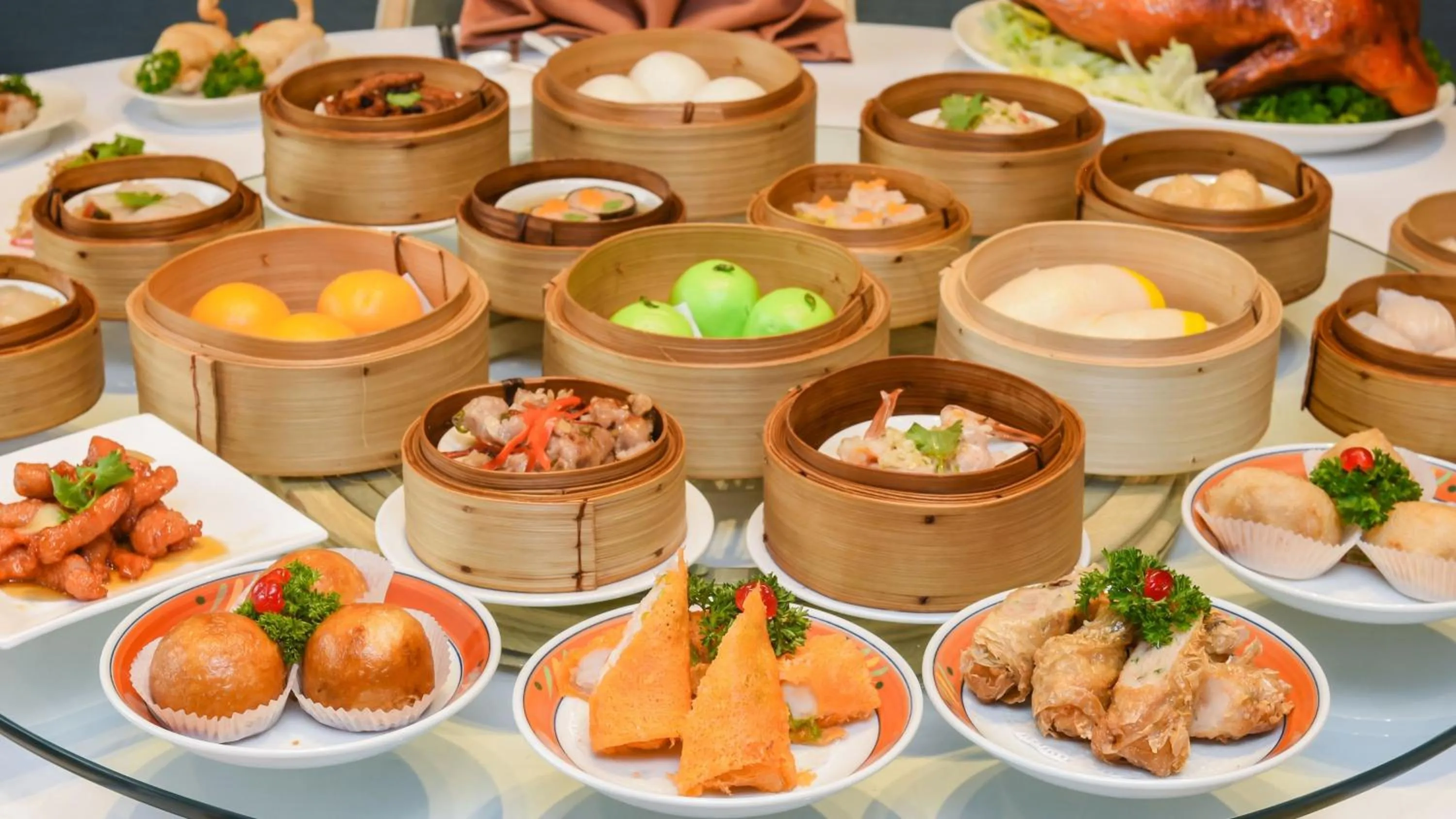 Restaurant/places to eat in Crowne Plaza Bangkok Lumpini Park by IHG