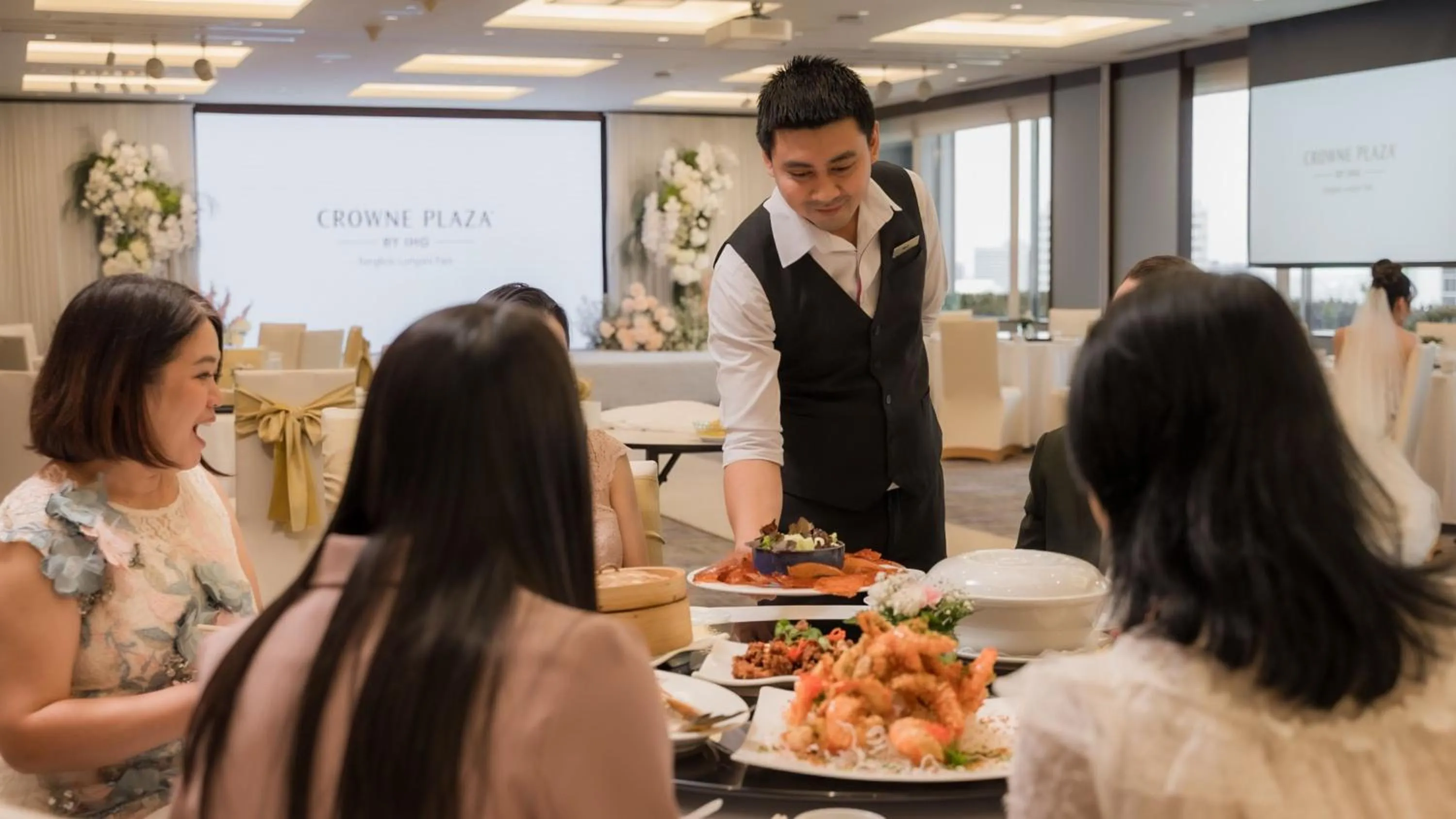 Meeting/conference room in Crowne Plaza Bangkok Lumpini Park by IHG