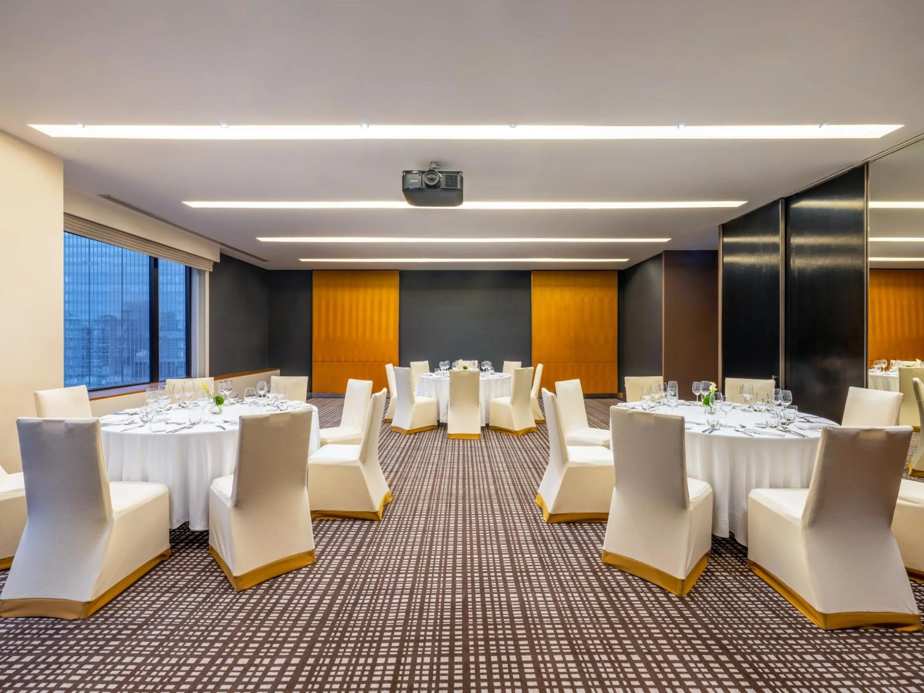 Meeting/conference room in Crowne Plaza Bangkok Lumpini Park by IHG