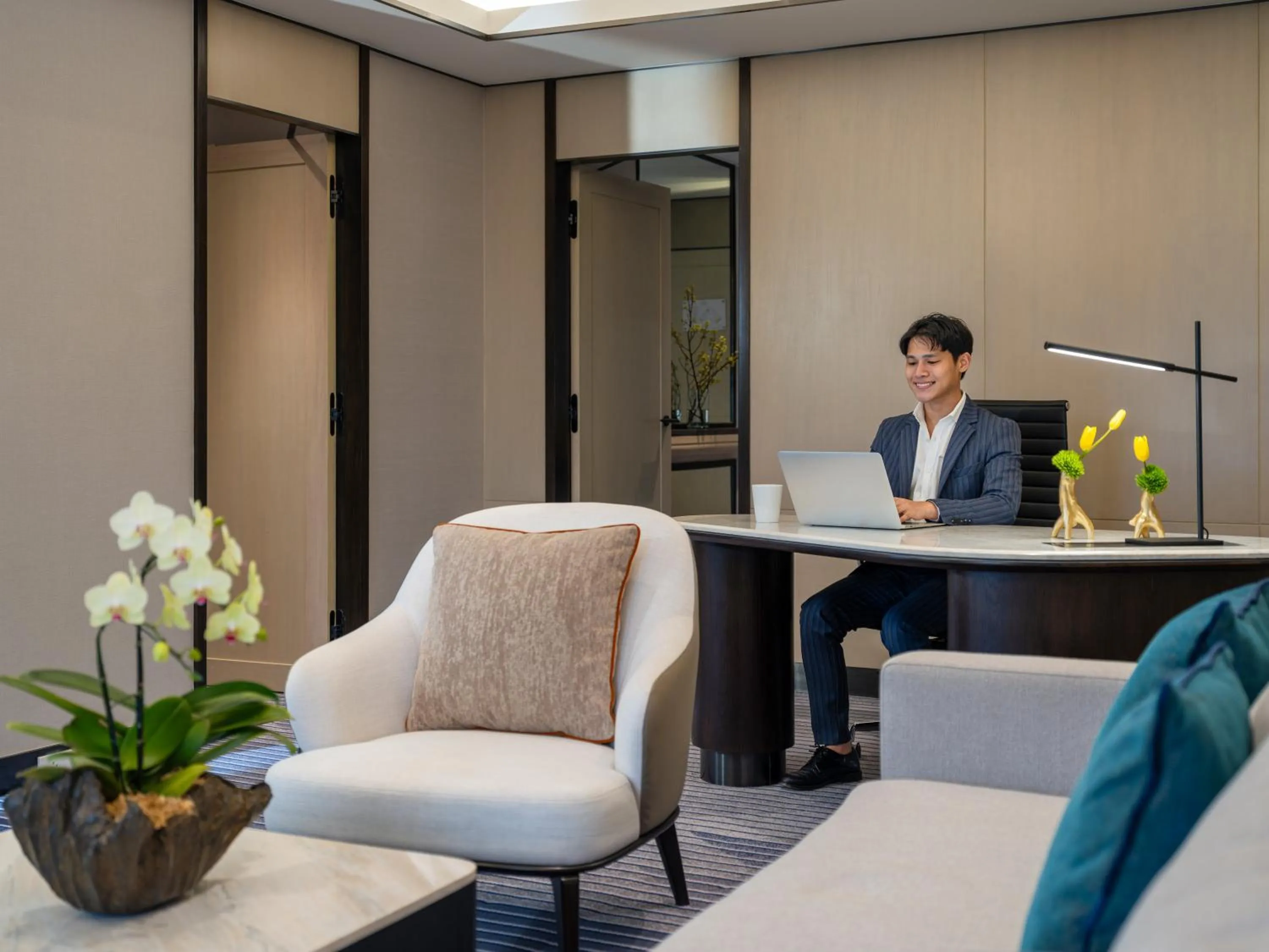 Photo of the whole room in Crowne Plaza Bangkok Lumpini Park by IHG