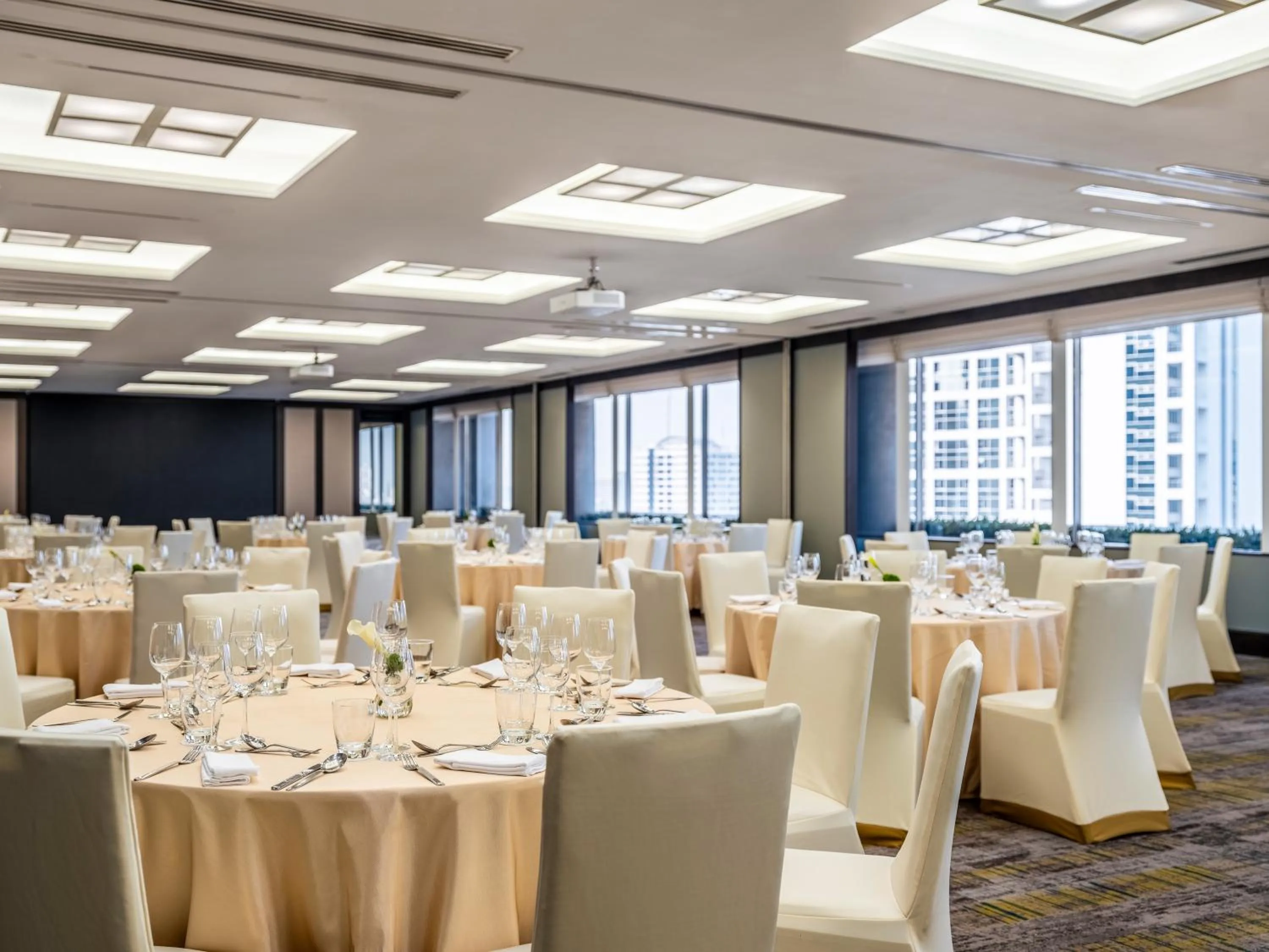 Meeting/conference room in Crowne Plaza Bangkok Lumpini Park by IHG