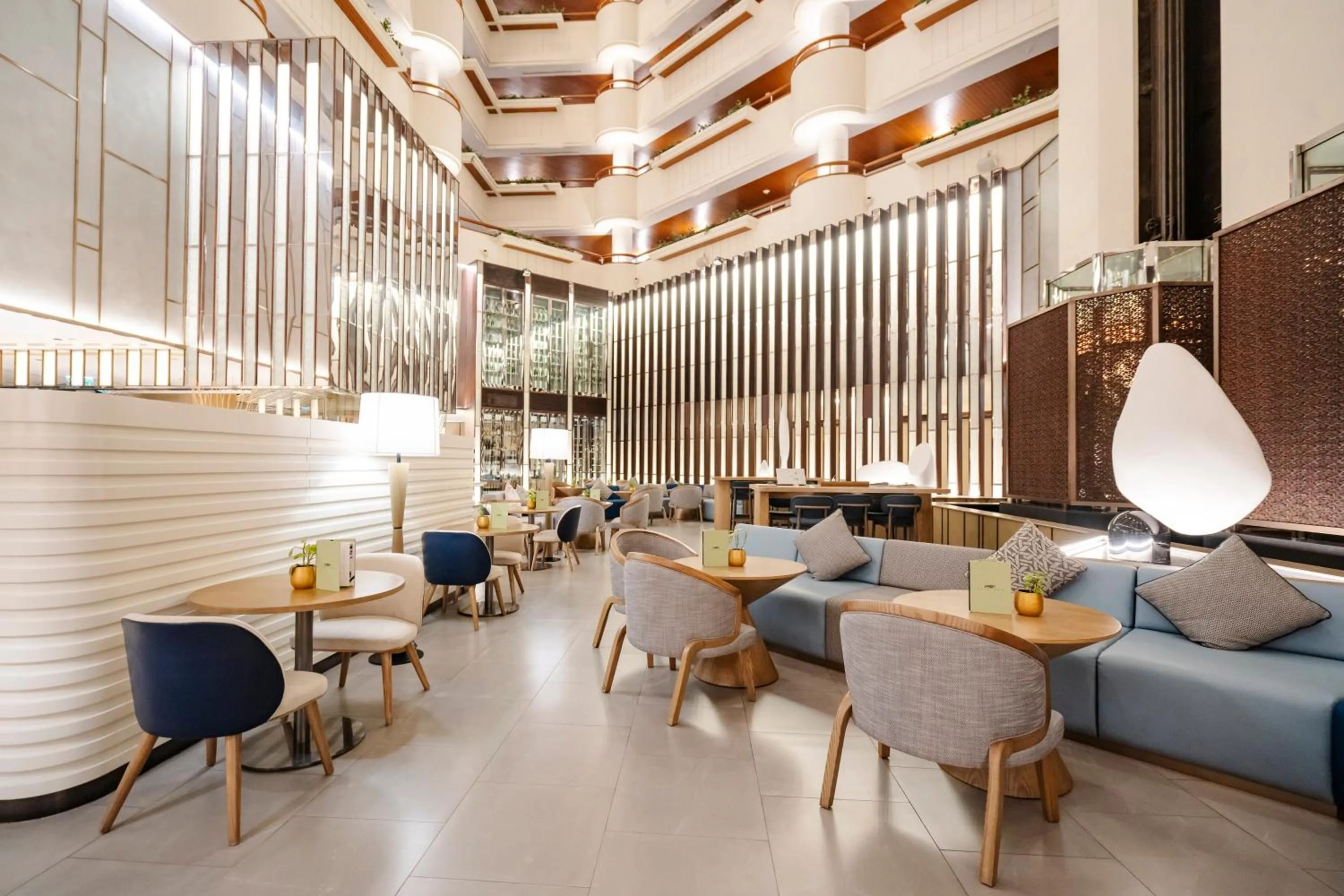 Restaurant/places to eat in Crowne Plaza Bangkok Lumpini Park by IHG