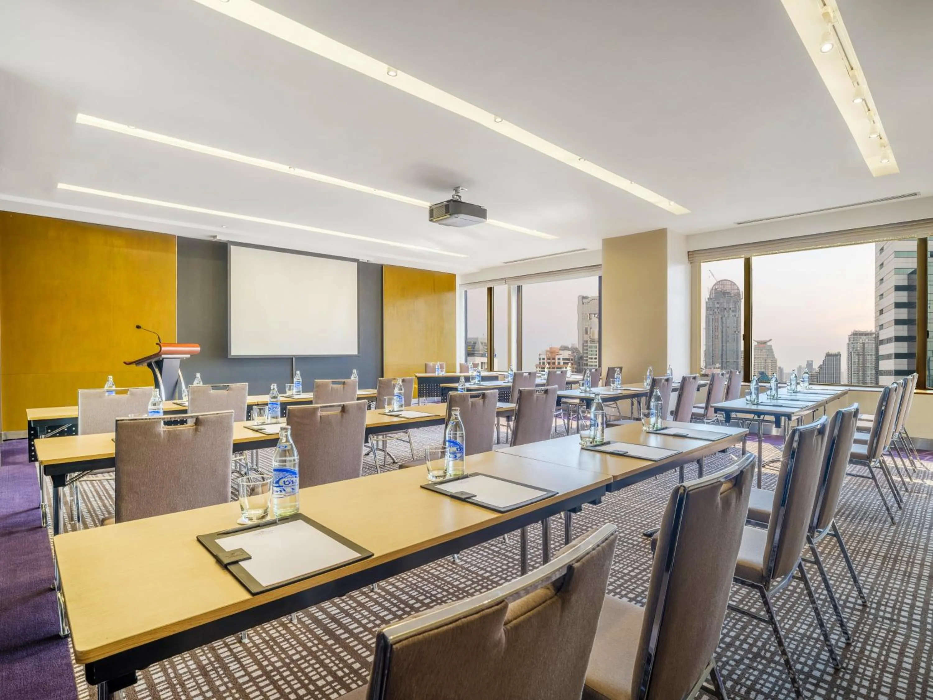 Meeting/conference room in Crowne Plaza Bangkok Lumpini Park by IHG