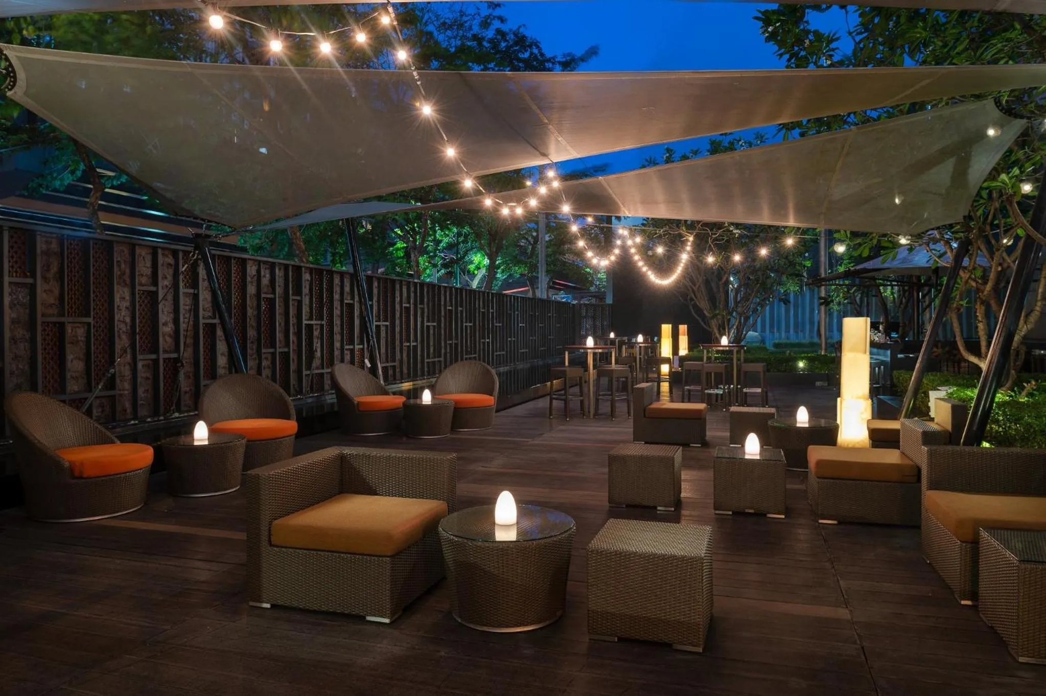 Restaurant/places to eat in Crowne Plaza Bangkok Lumpini Park by IHG