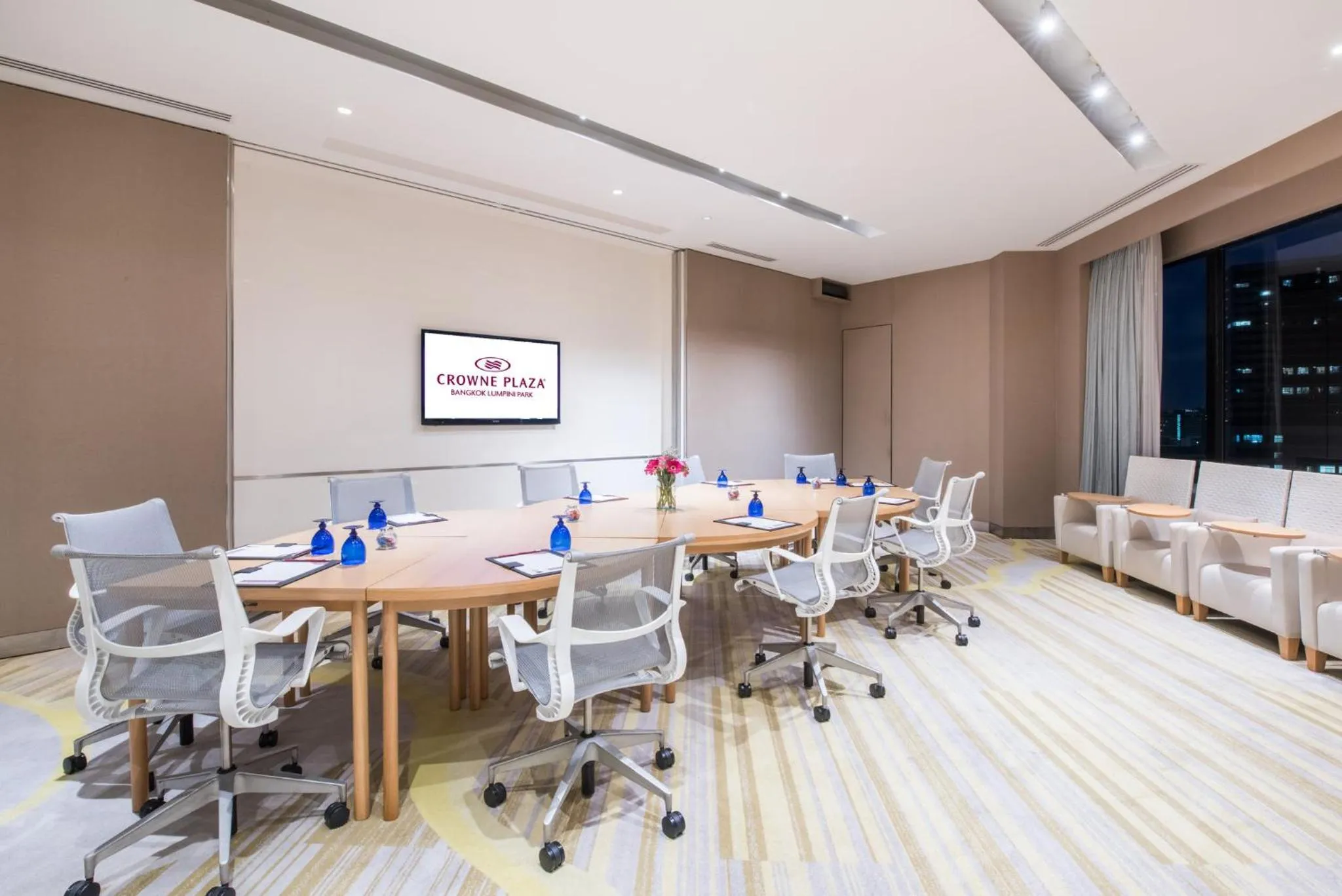 Meeting/conference room in Crowne Plaza Bangkok Lumpini Park by IHG