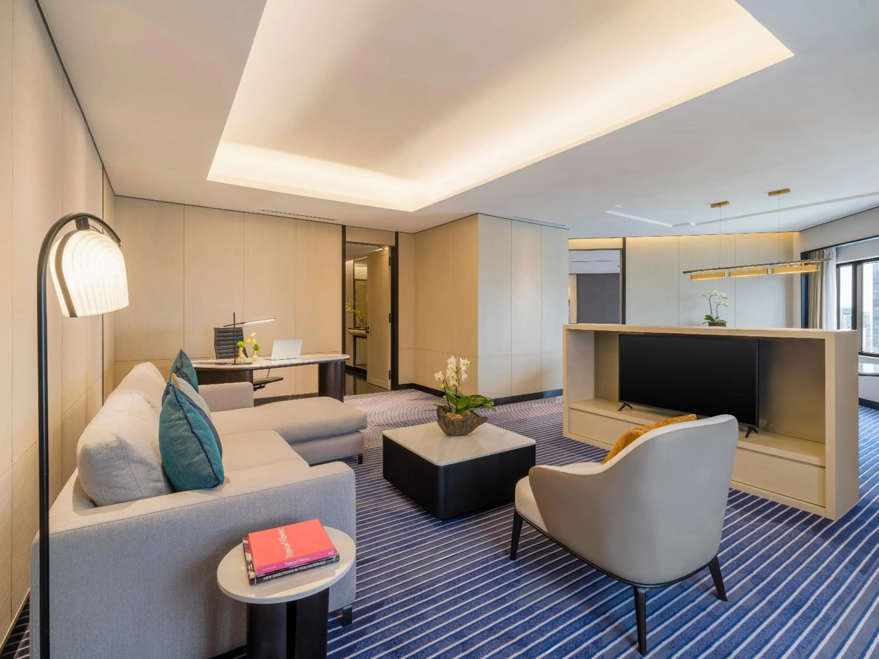 Photo of the whole room in Crowne Plaza Bangkok Lumpini Park by IHG