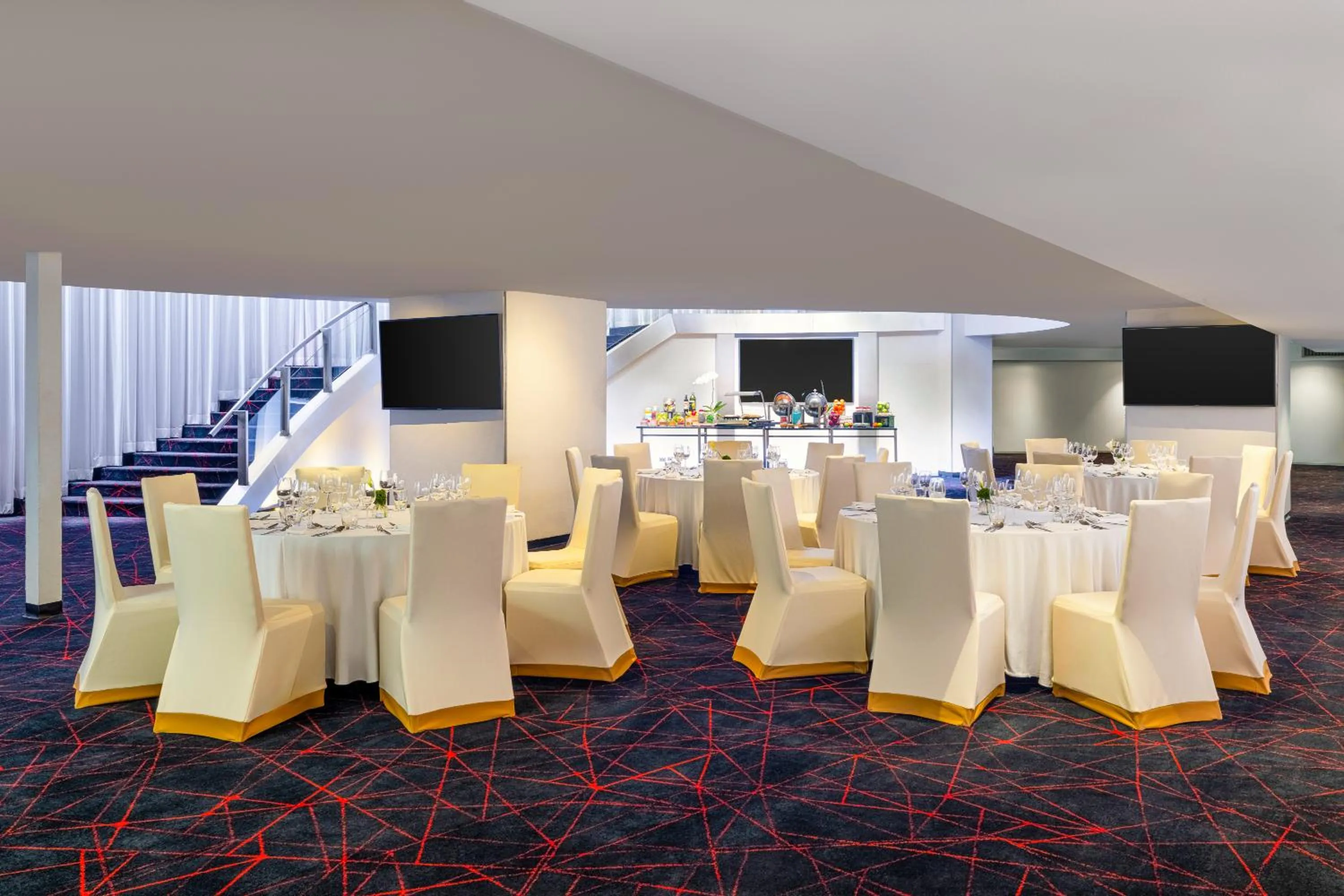 Meeting/conference room in Crowne Plaza Bangkok Lumpini Park by IHG