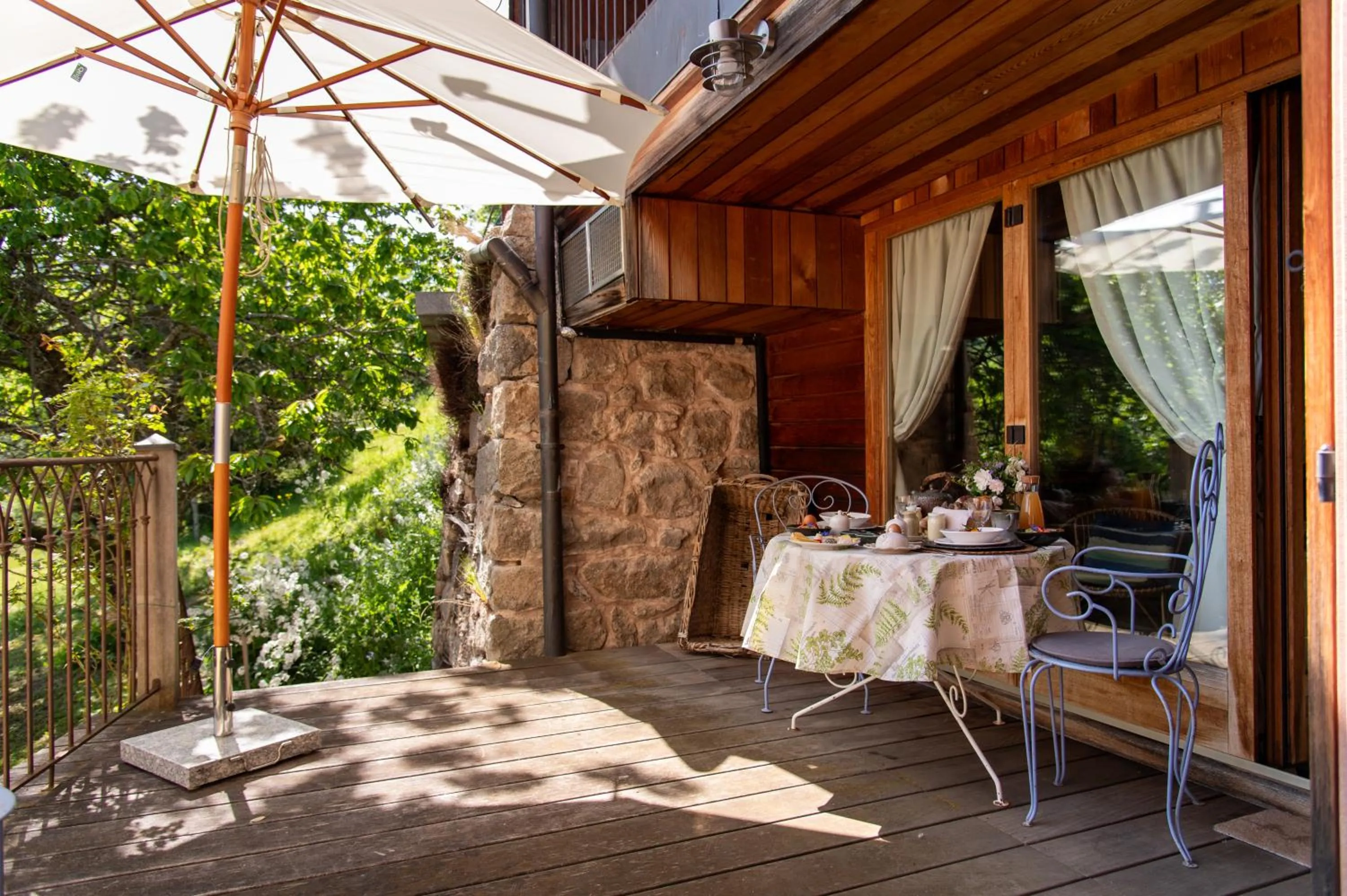 Patio in La Grange d'Hannah - gîte & chambre d’hôtes de charme