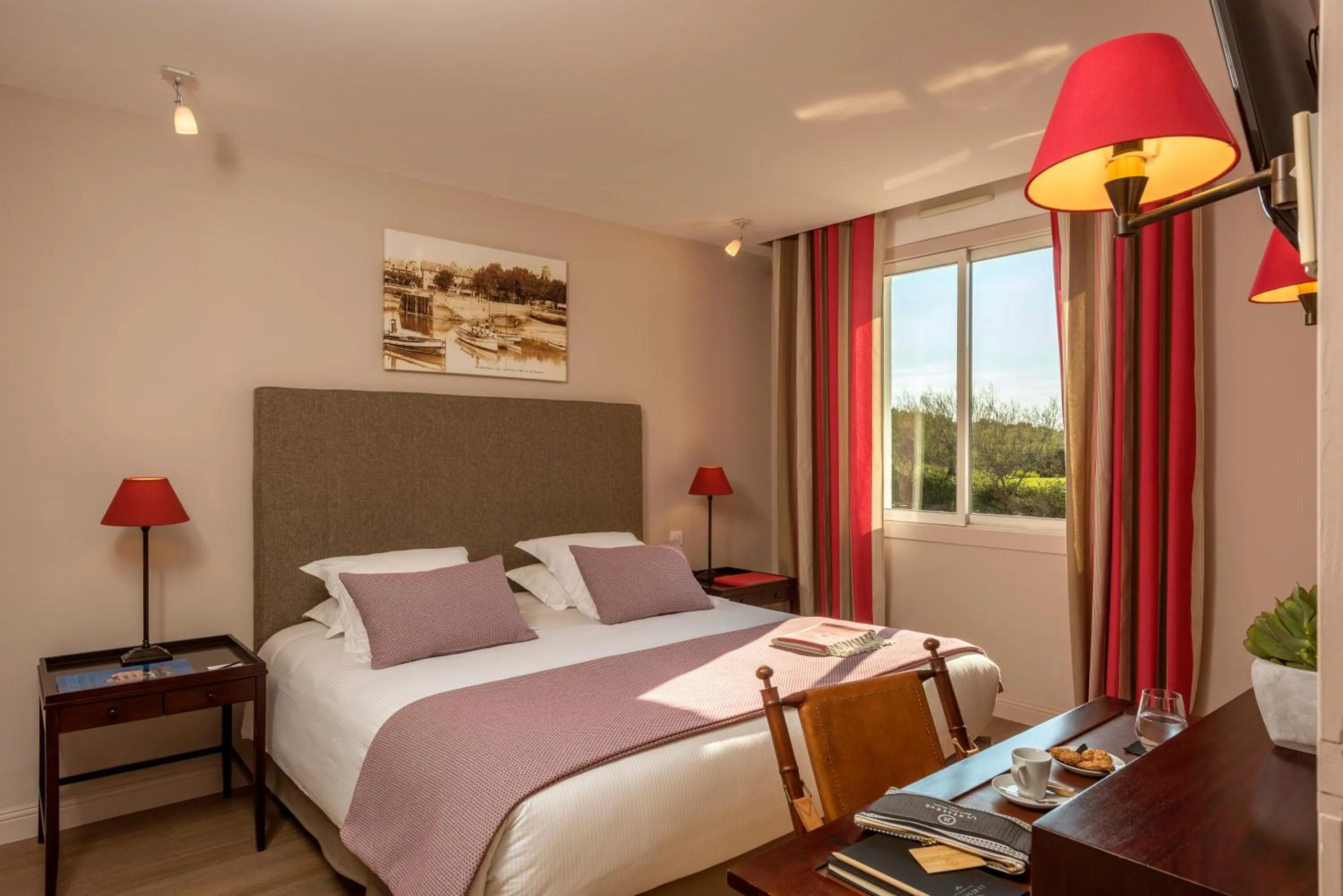 Bed in Hôtel La Réserve