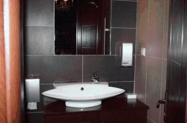 Bathroom in Gioras Hotel