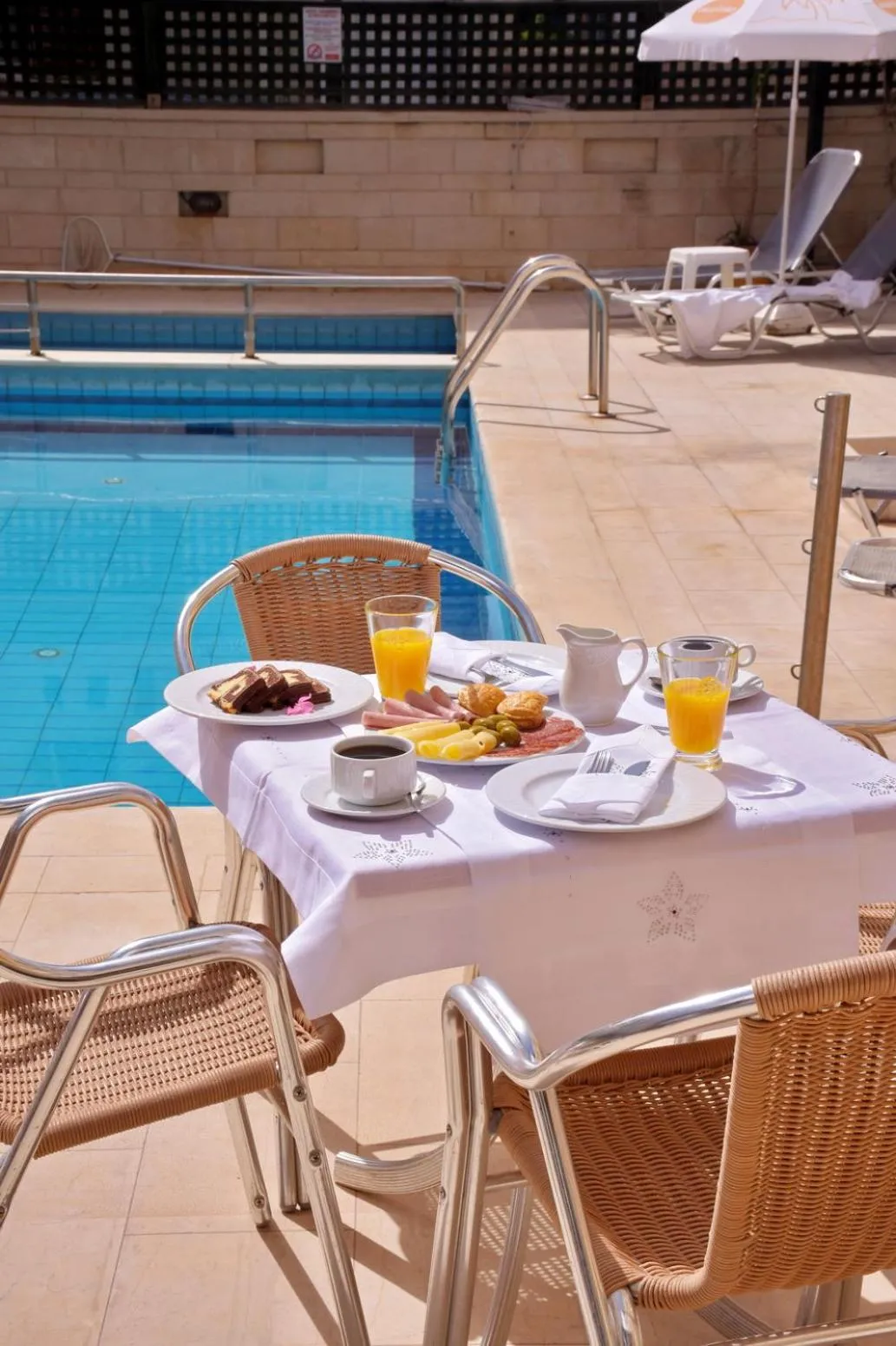 Food and drinks in Irini Apartments