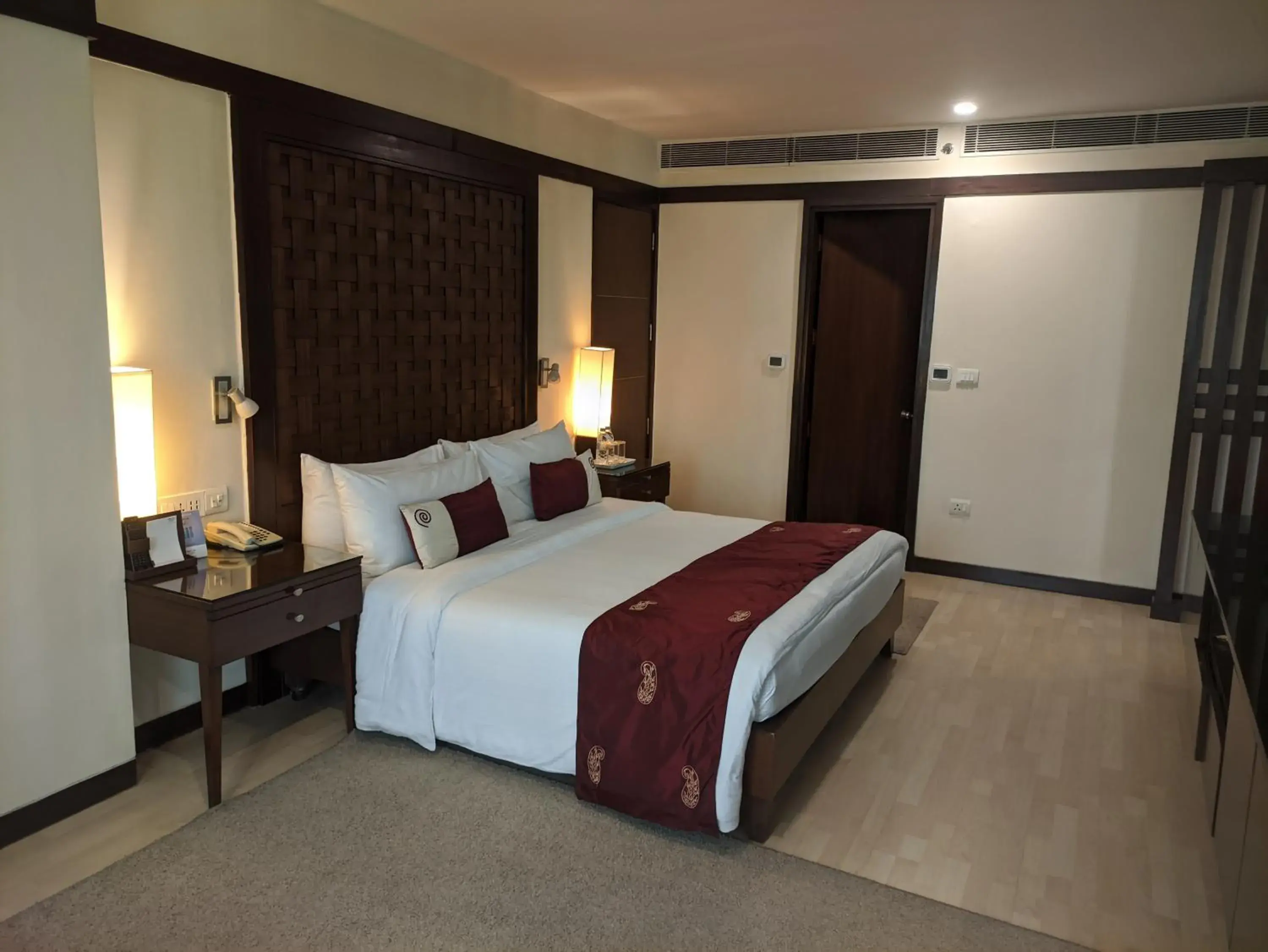 Executive Suite with Early Check in & late check-out for up to 2 hours (subject to avl); Comp pressing of 2 garments per day,tea / coffee and cookies at Orchid from 0800 to 2000 hours,Use of meeting room for 1 hour during stay (min 2 nights) - single occupancy in Fortune Select Global, Gurugram - Member ITC Hotels' Group Executive Suite with Early Check in & late check-out for up to 2 hours (subject to avl); Comp pressing of 2 garments per day,tea / coffee and cookies at Orchid from 0800 to 2000 hours,Use of meeting room for 1 hour during stay (min 2 nights) - single occupancy in Fortune Select Global, Gurugram - Member ITC Hotels' Group