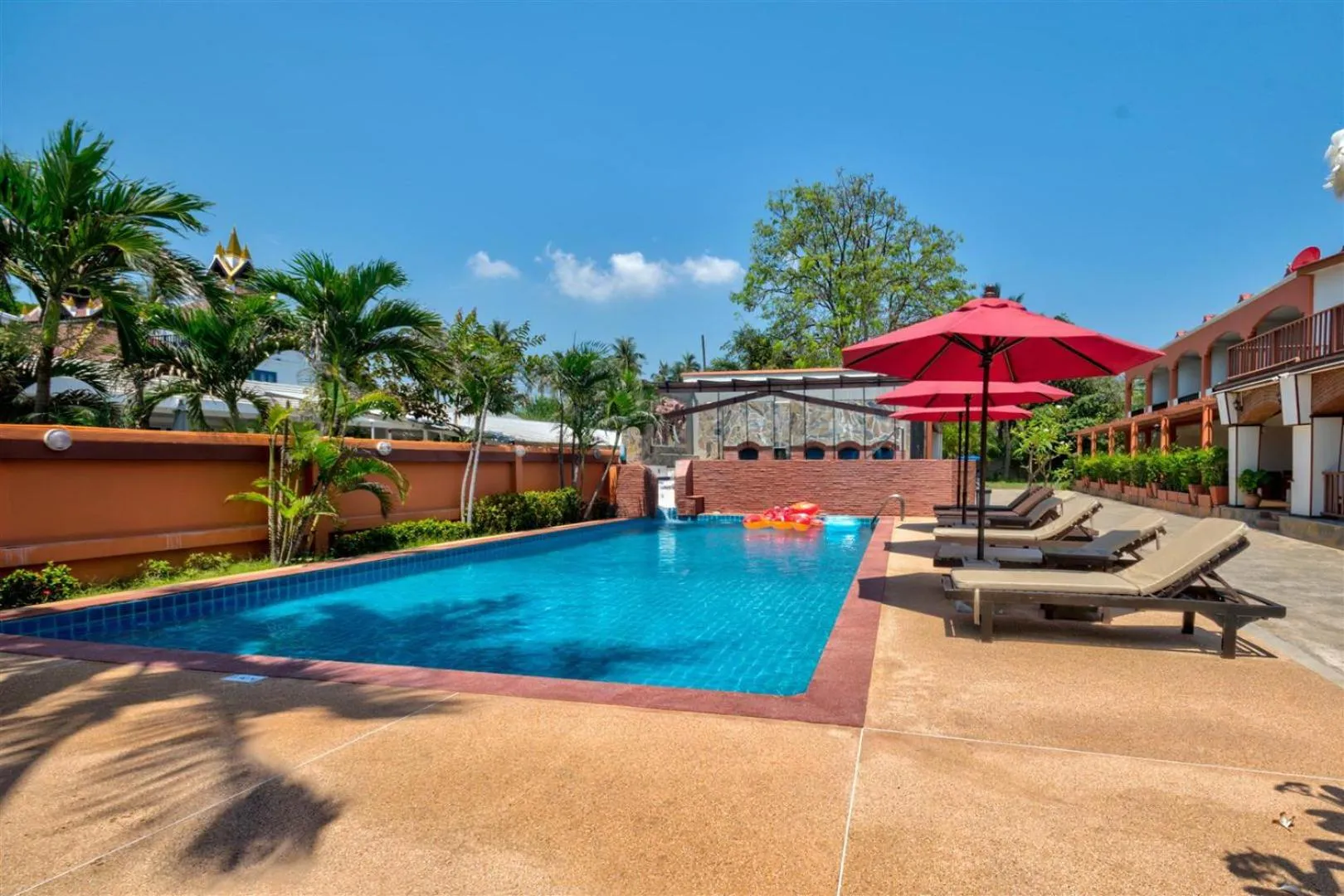 Swimming pool in Palm Beach Resort