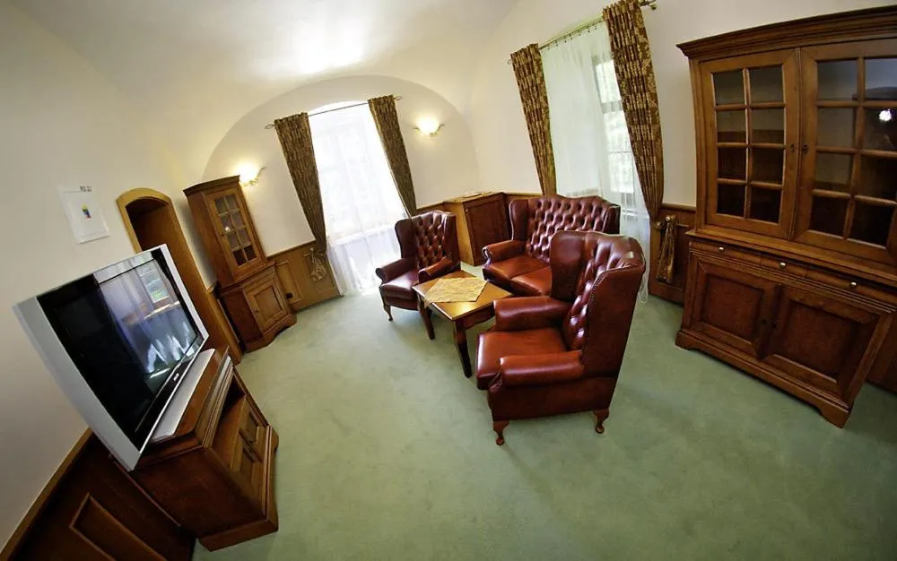 Photo of the whole room in Kastiel Lucivna