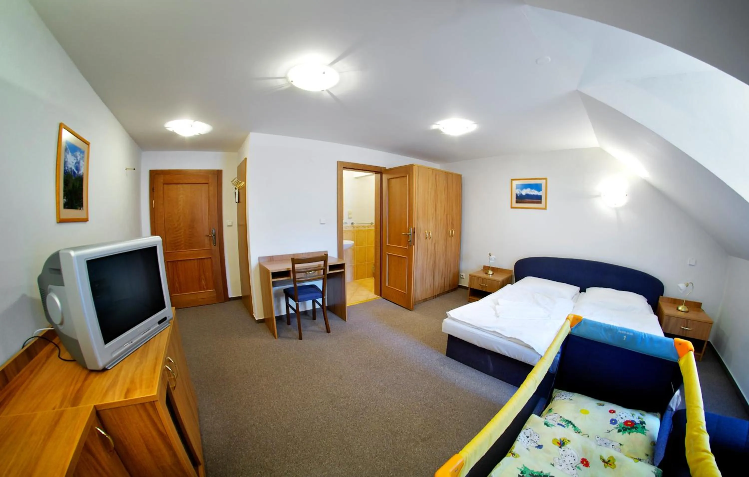 Photo of the whole room, Bed in Kastiel Lucivna