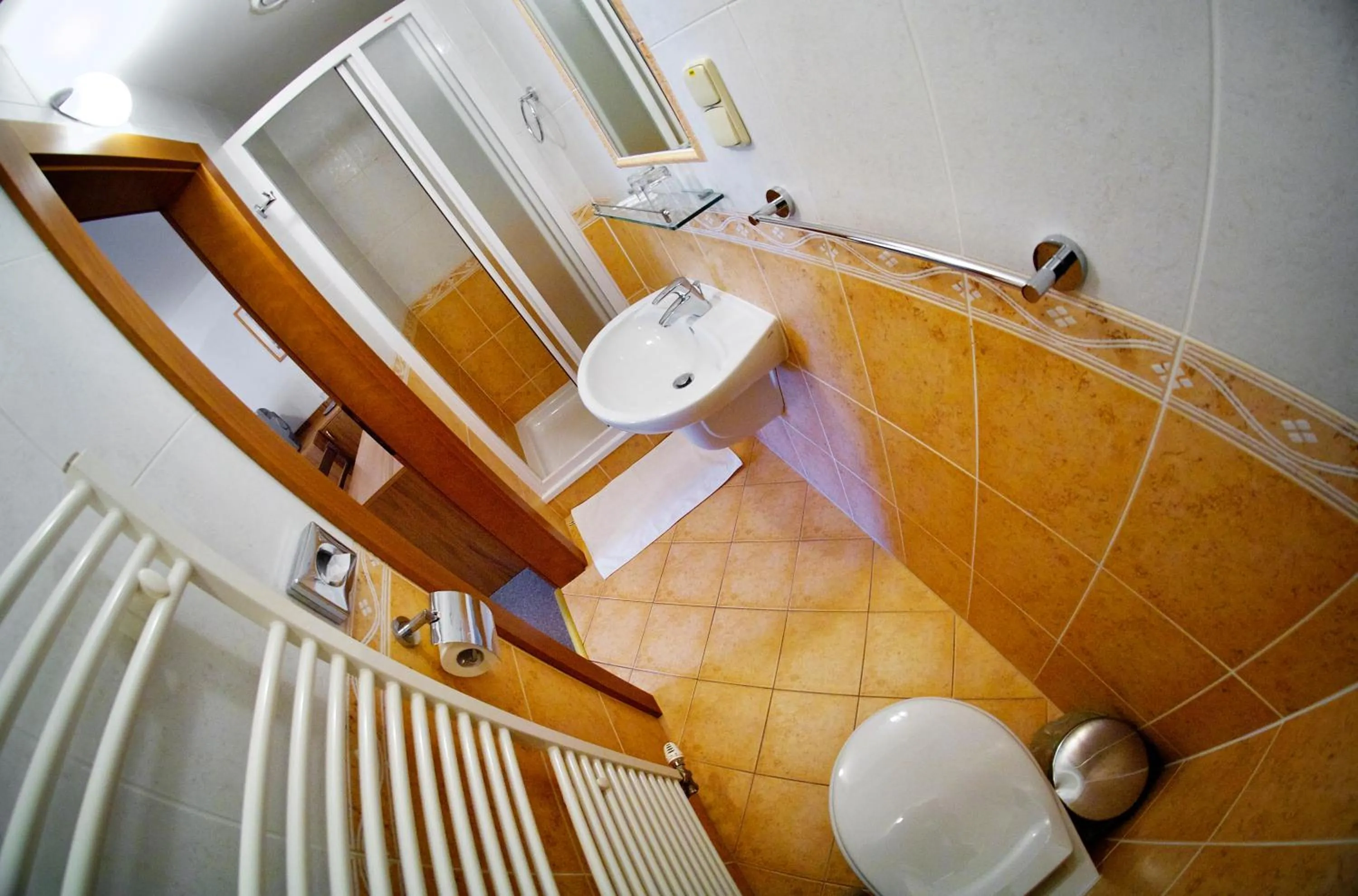 Shower in Kastiel Lucivna