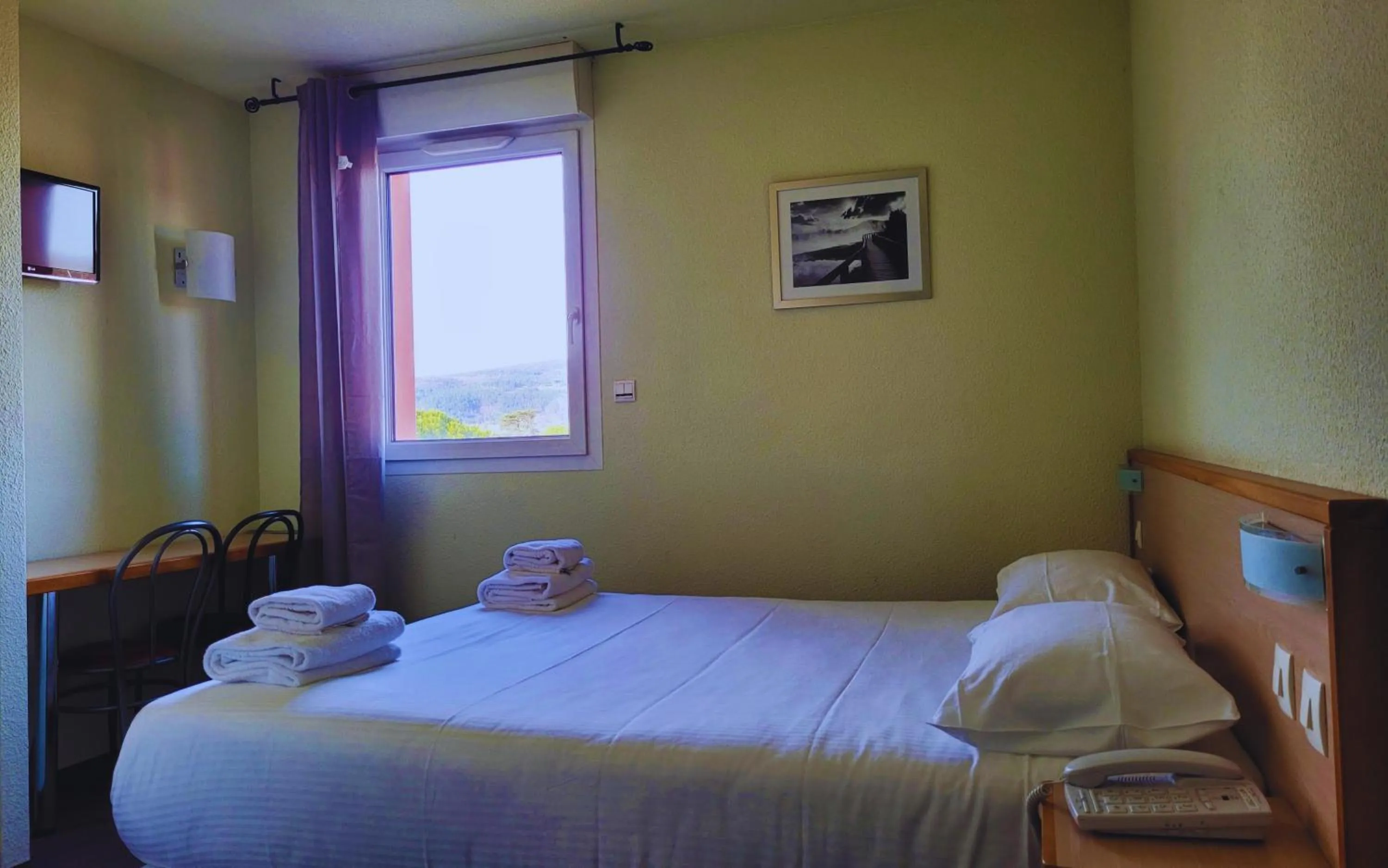 Bed in Hotel Restaurant Les Chataigniers