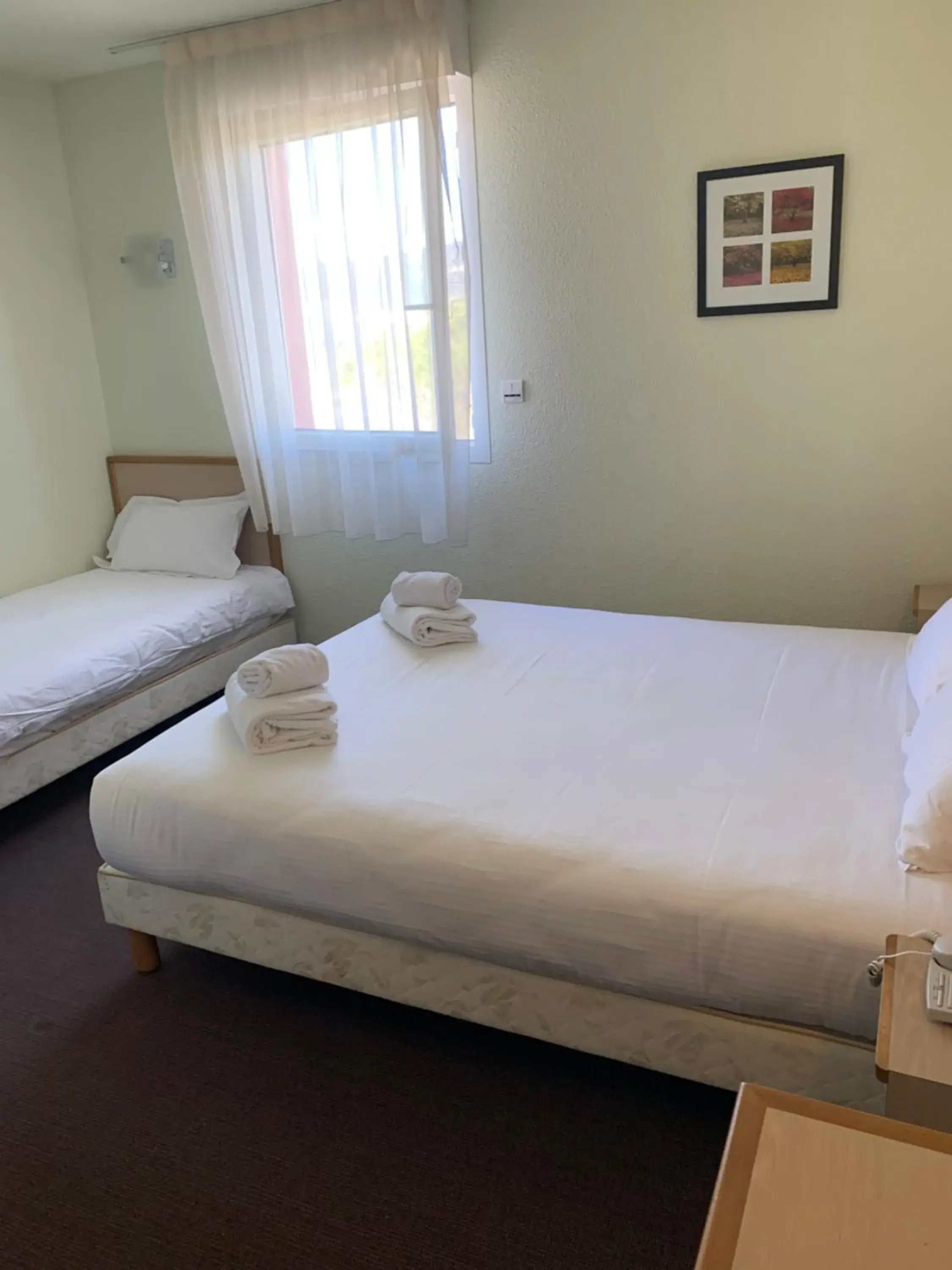 Standard Twin Room in Hotel Restaurant Les Chataigniers Standard Twin Room in Hotel Restaurant Les Chataigniers