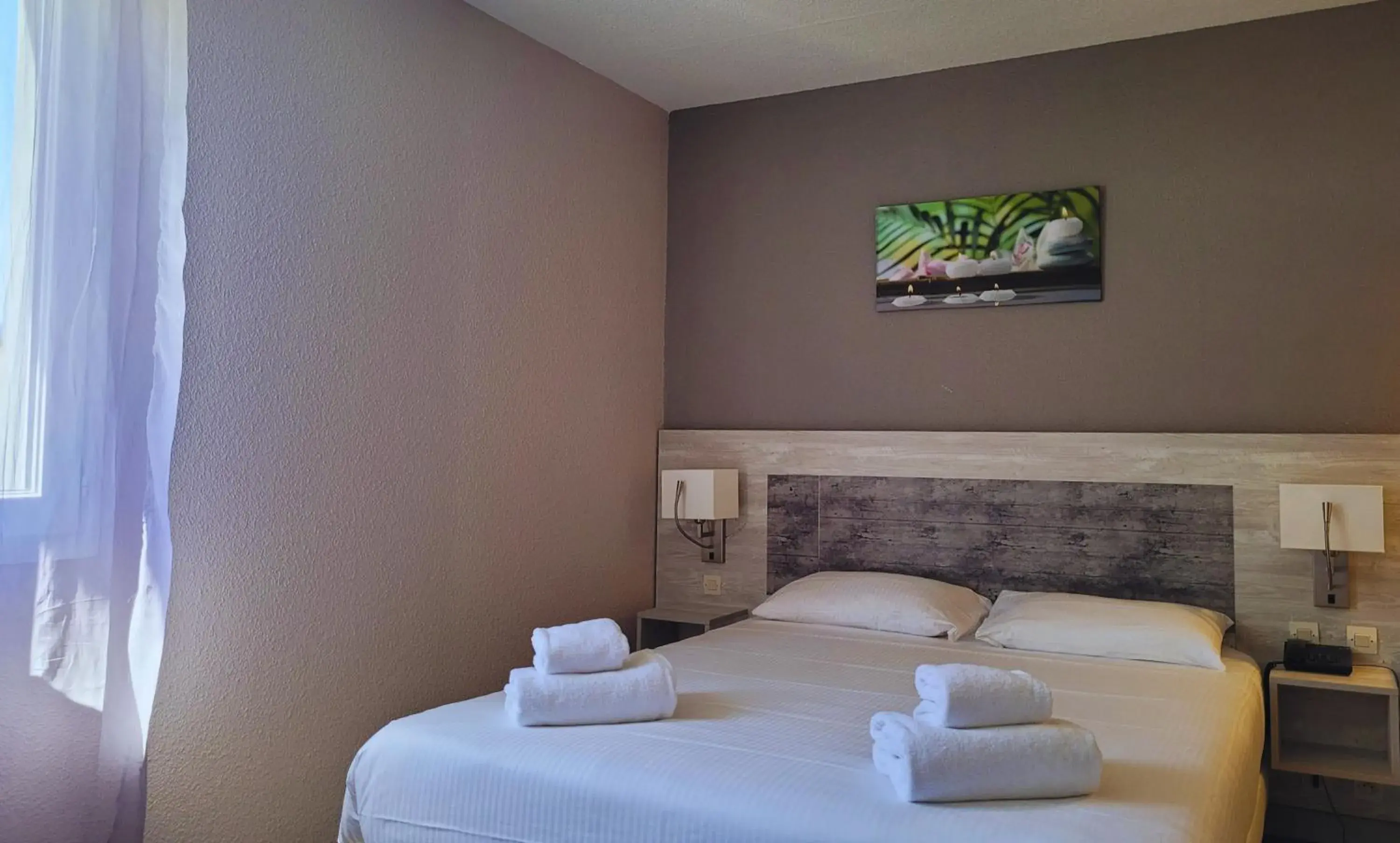 Comfort Double Room in Hotel Restaurant Les Chataigniers Comfort Double Room in Hotel Restaurant Les Chataigniers