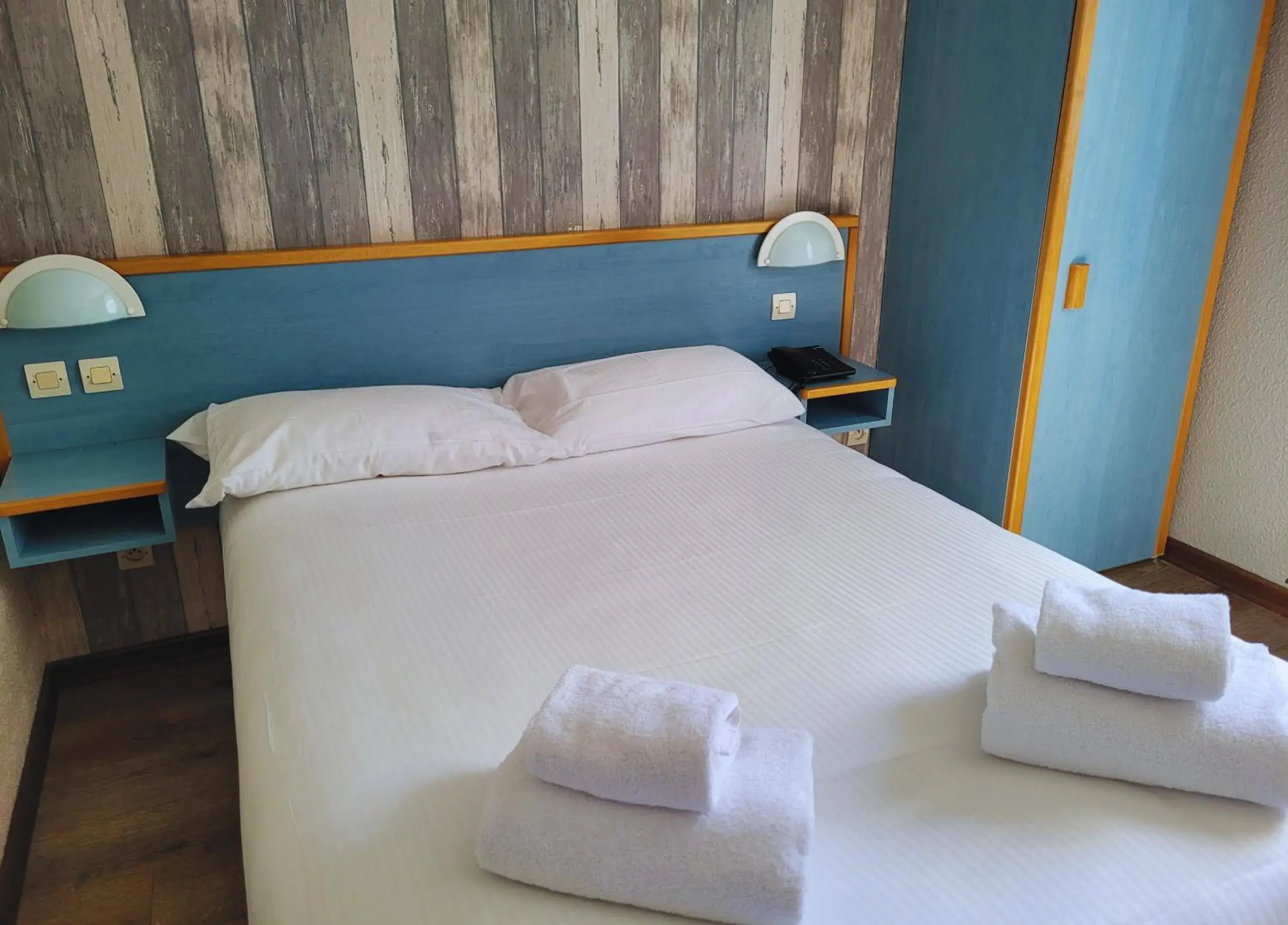 Classic Single Room - single occupancy in Hotel Restaurant Les Chataigniers Classic Single Room - single occupancy in Hotel Restaurant Les Chataigniers