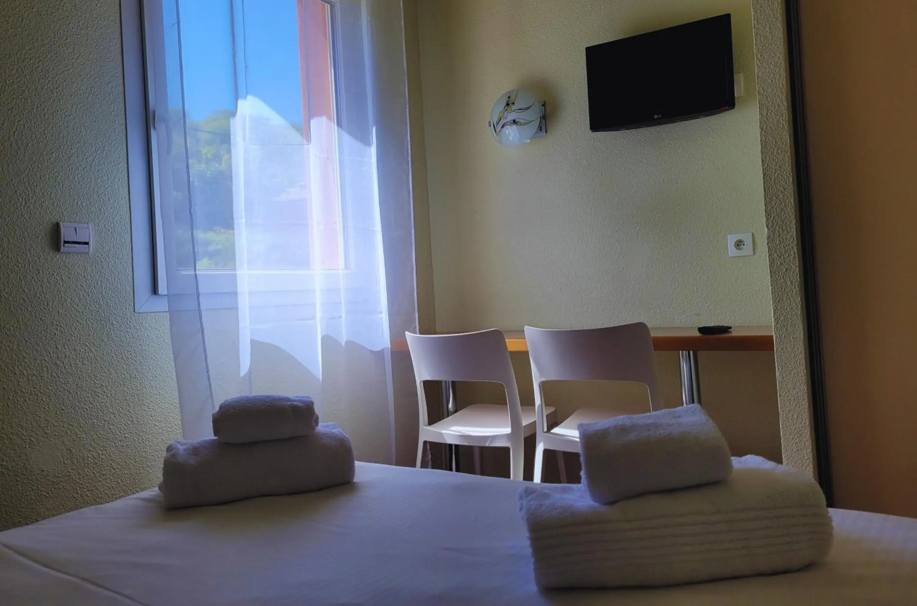 Standard Single Room - Annex building (prohibited animals) in Hotel Restaurant Les Chataigniers Standard Single Room - Annex building (prohibited animals) in Hotel Restaurant Les Chataigniers