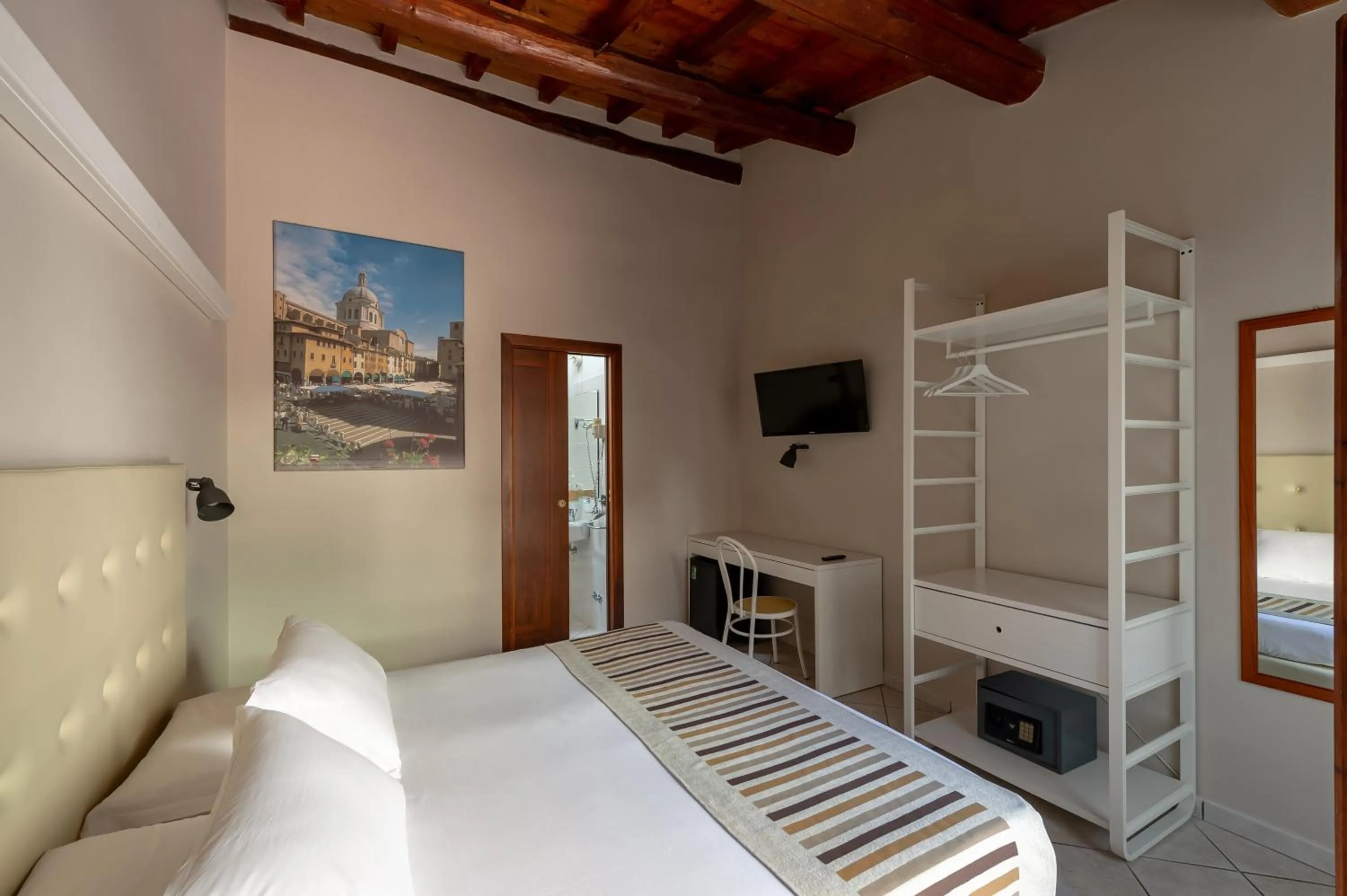 TV and multimedia, Bed in Abbazia Bed & Breakfast, MantegnaHotels