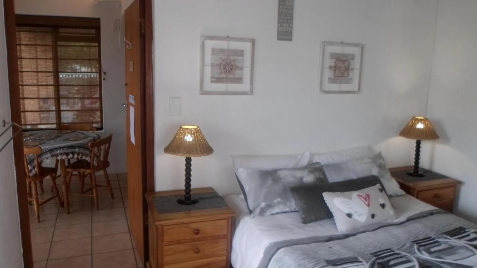 Kitchen or kitchenette, Bed in After8 B&B