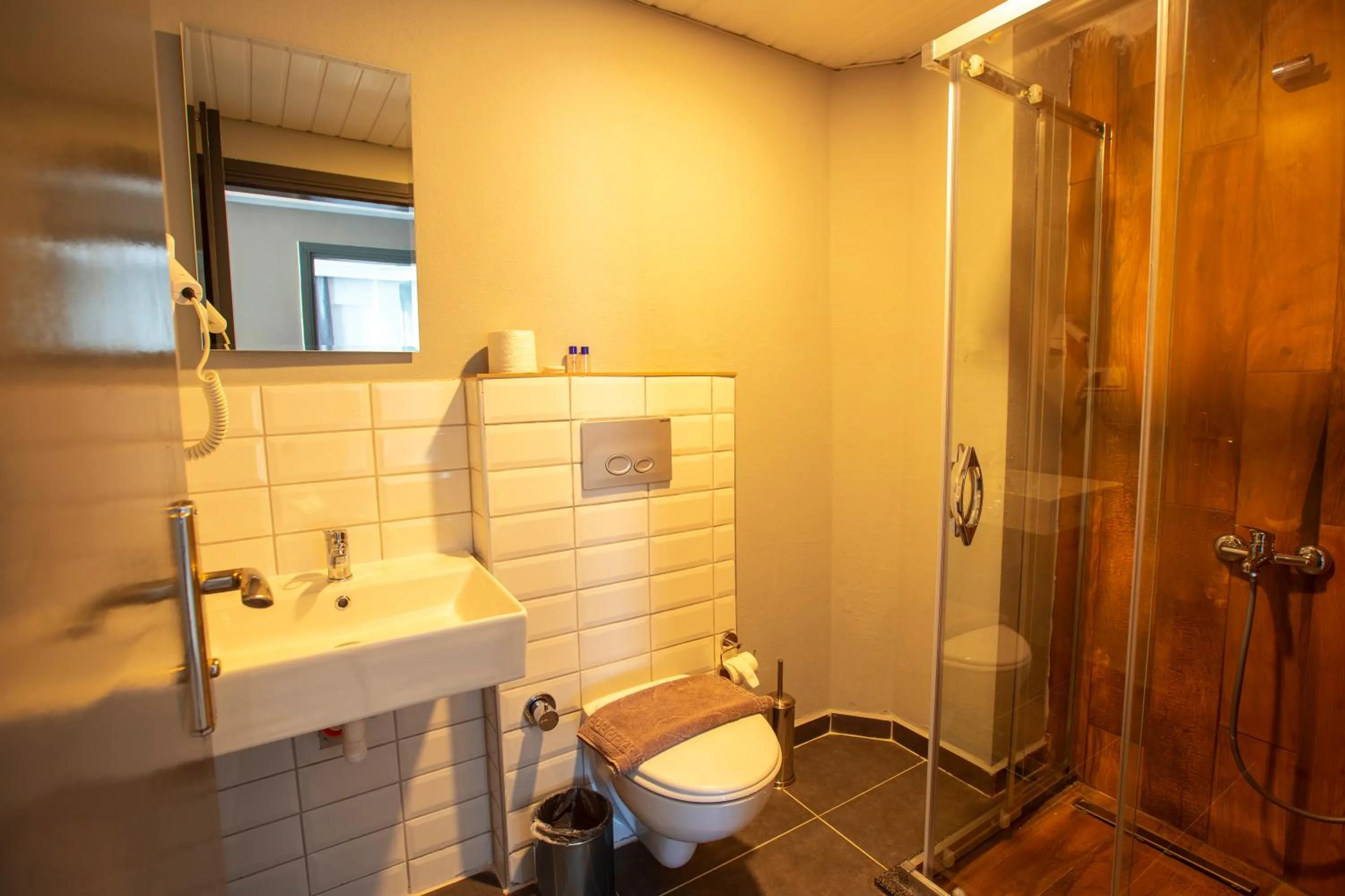 Shower in HMA Hotel & Suites