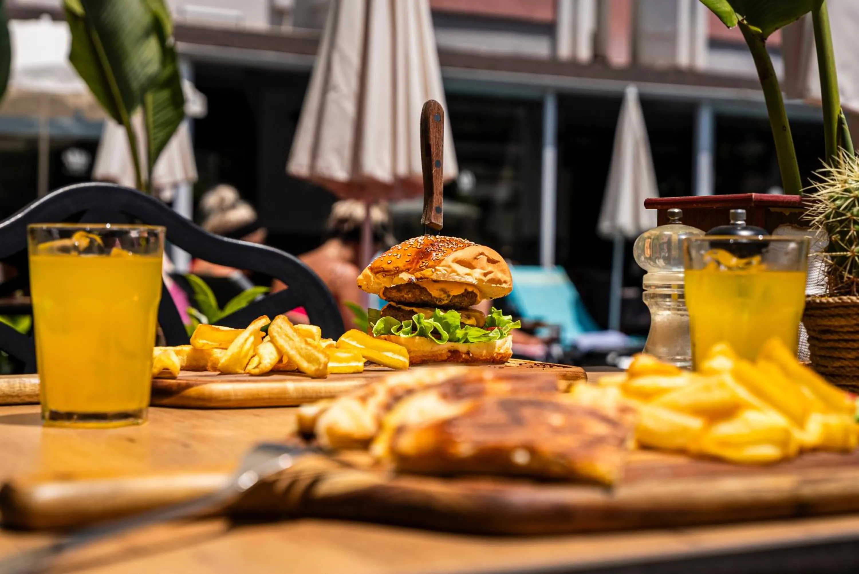 Restaurant/places to eat in HMA Hotel & Suites