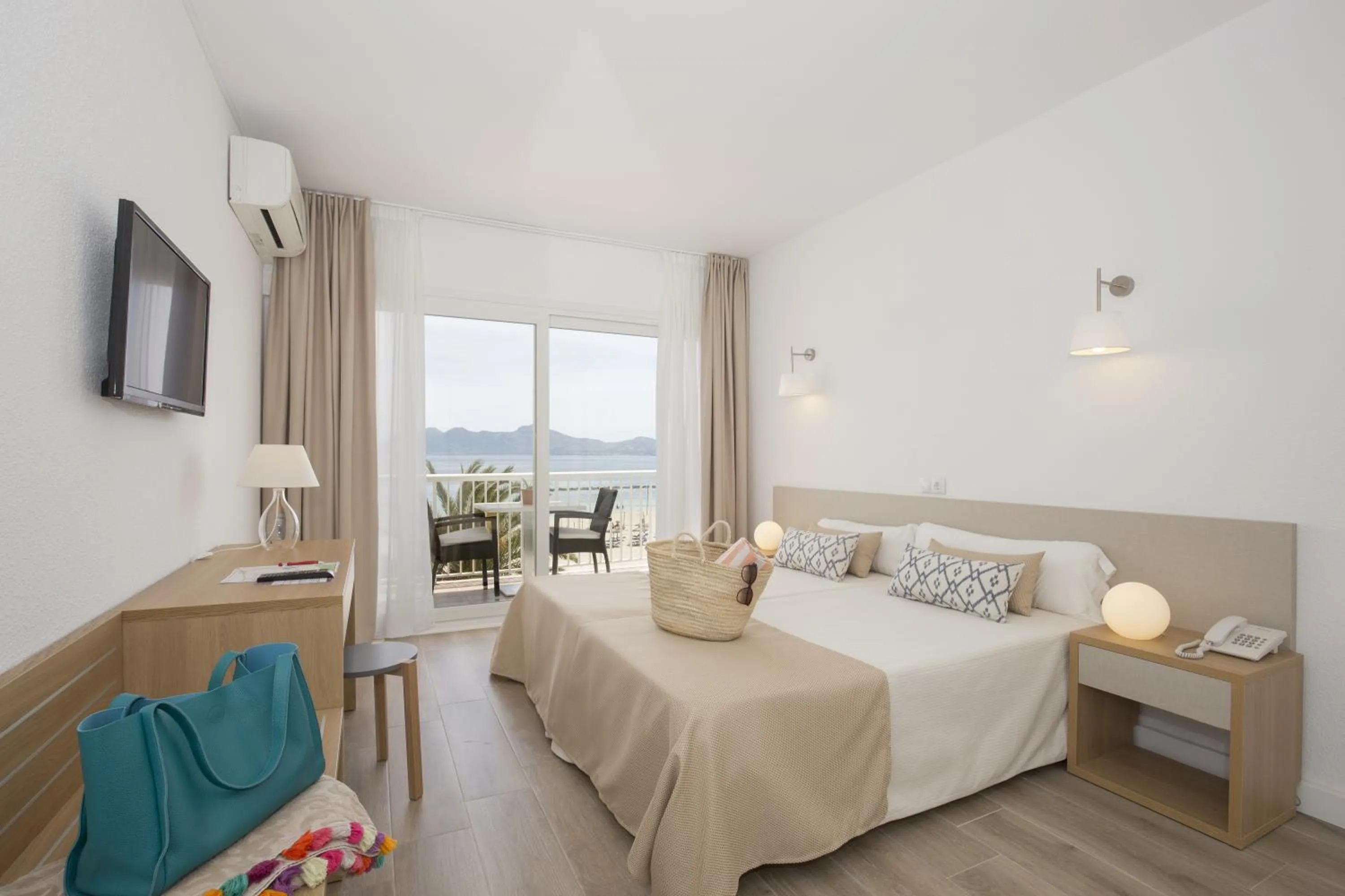 Sea view, Bed in Cabot Romantic- Adults Only