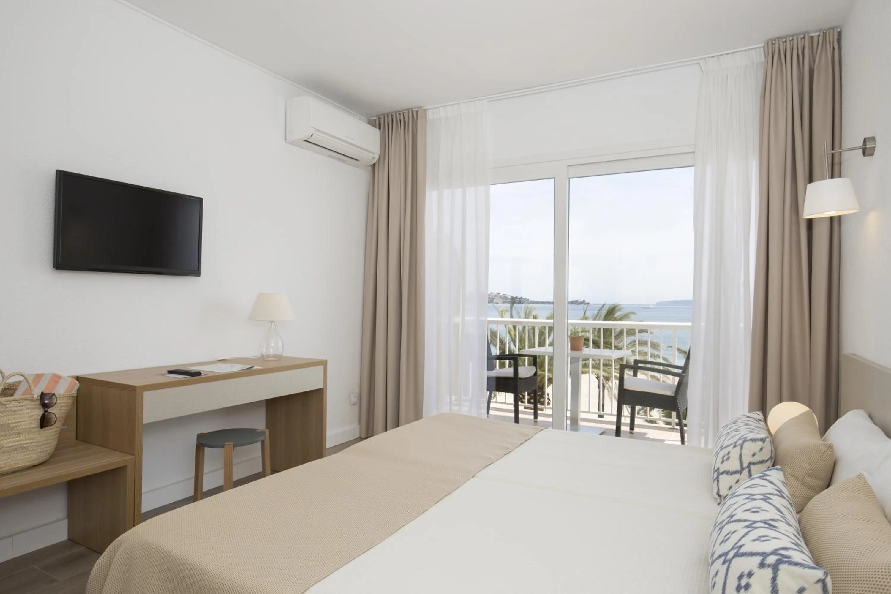 Sea view, Bed in Cabot Romantic- Adults Only