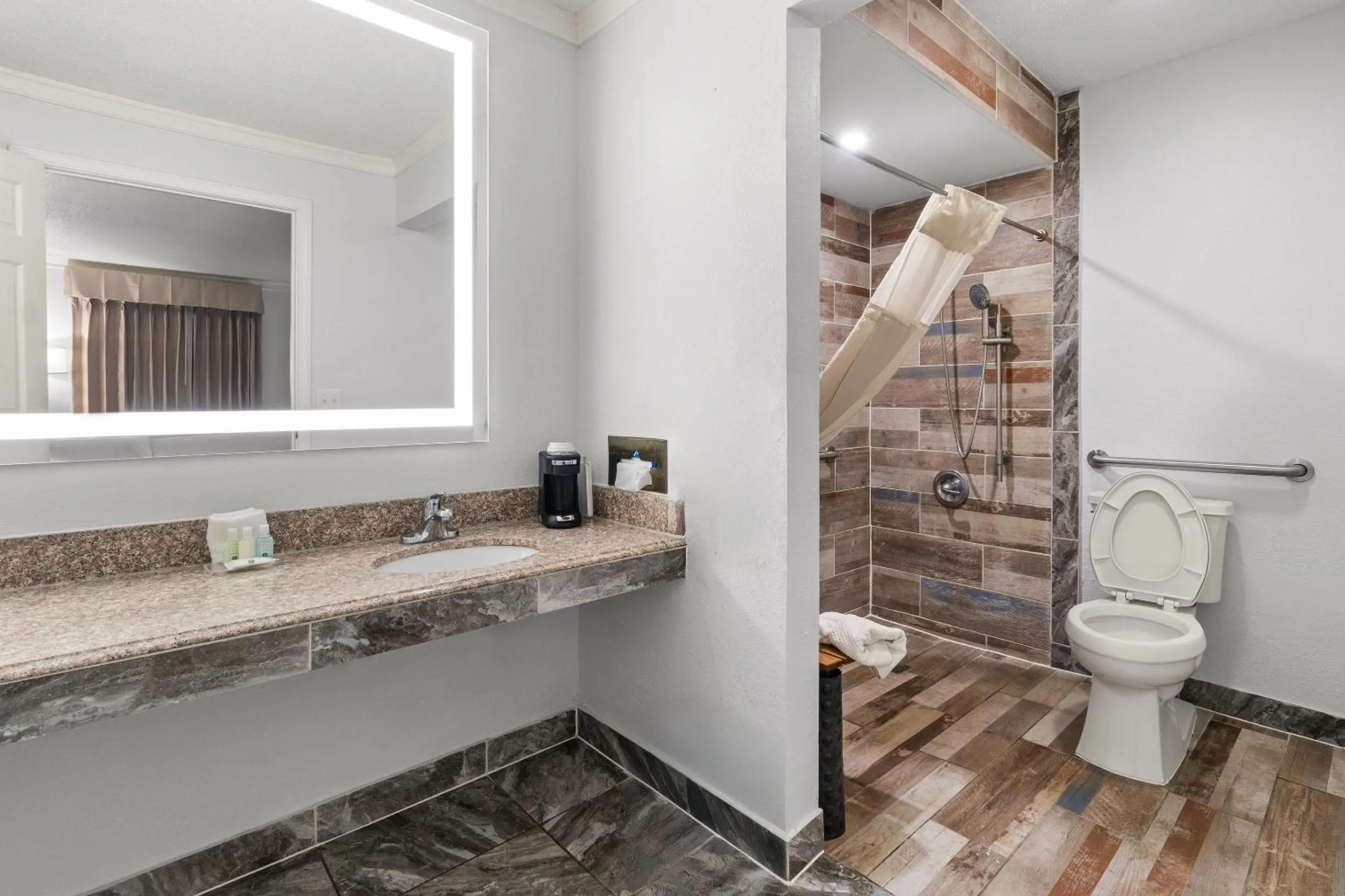 Bedroom in Quality Inn Forrest City I-40