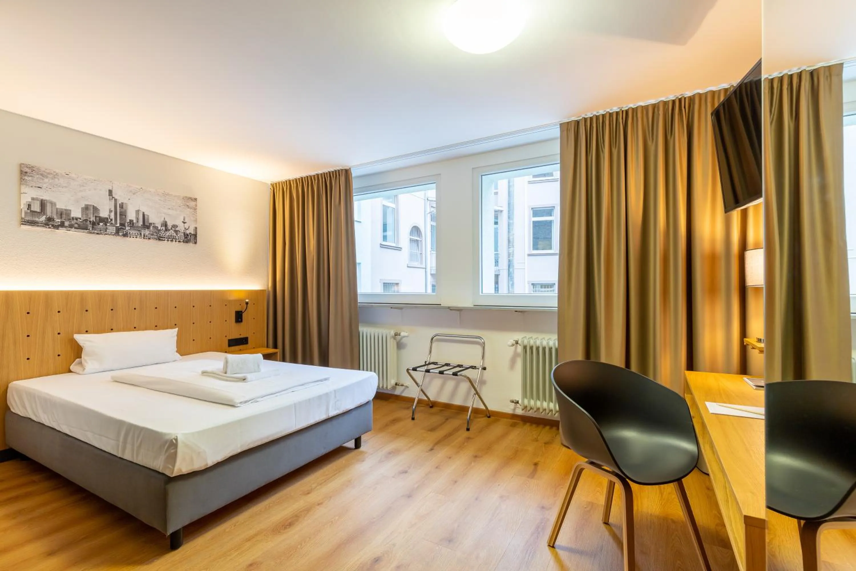 Photo of the whole room, Bed in mk hotel frankfurt