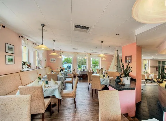 Restaurant/places to eat in Seehotel Düne