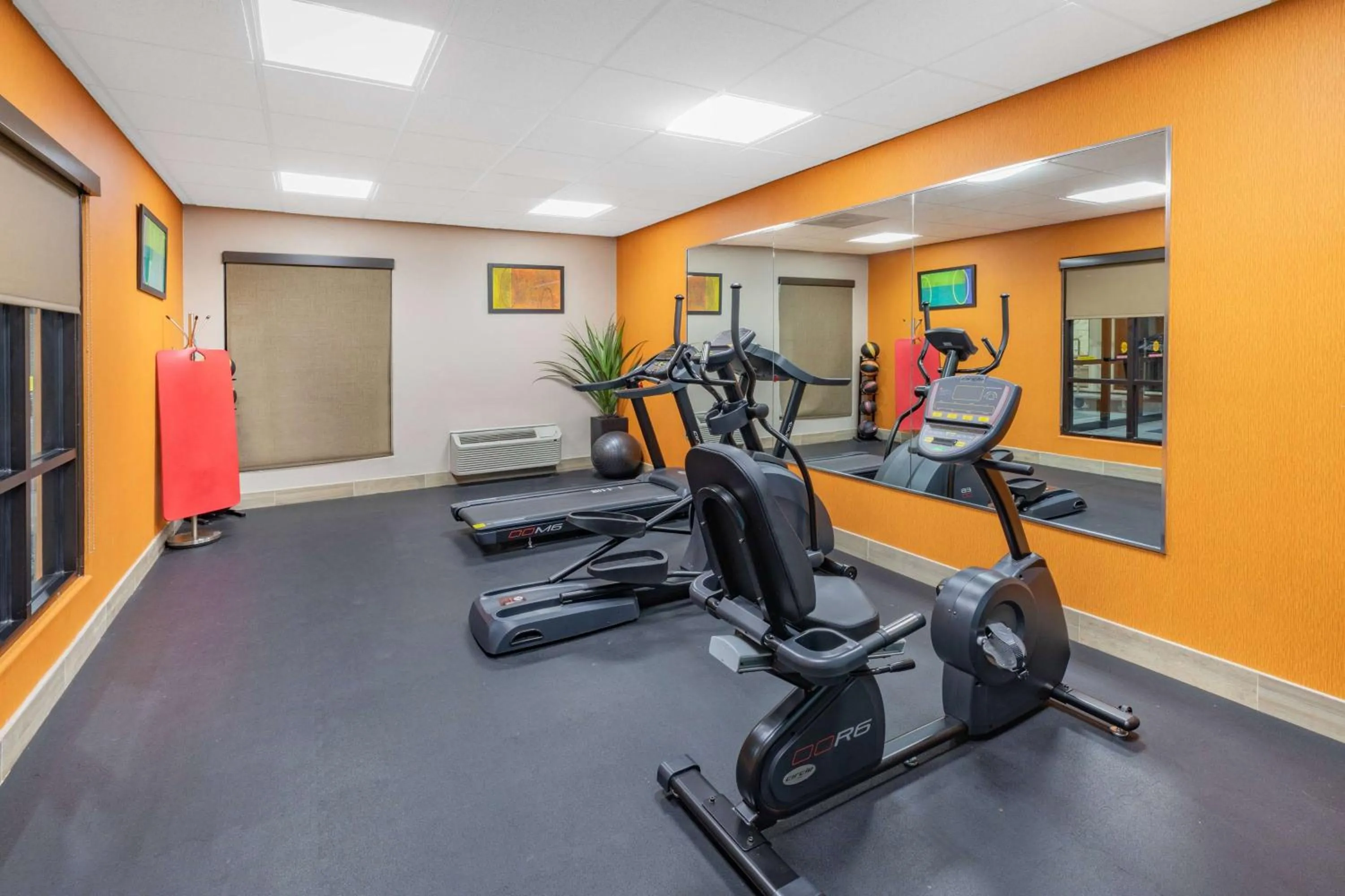 Fitness centre/facilities in Days Inn & Suites by Wyndham San Antonio near Frost Bank Center