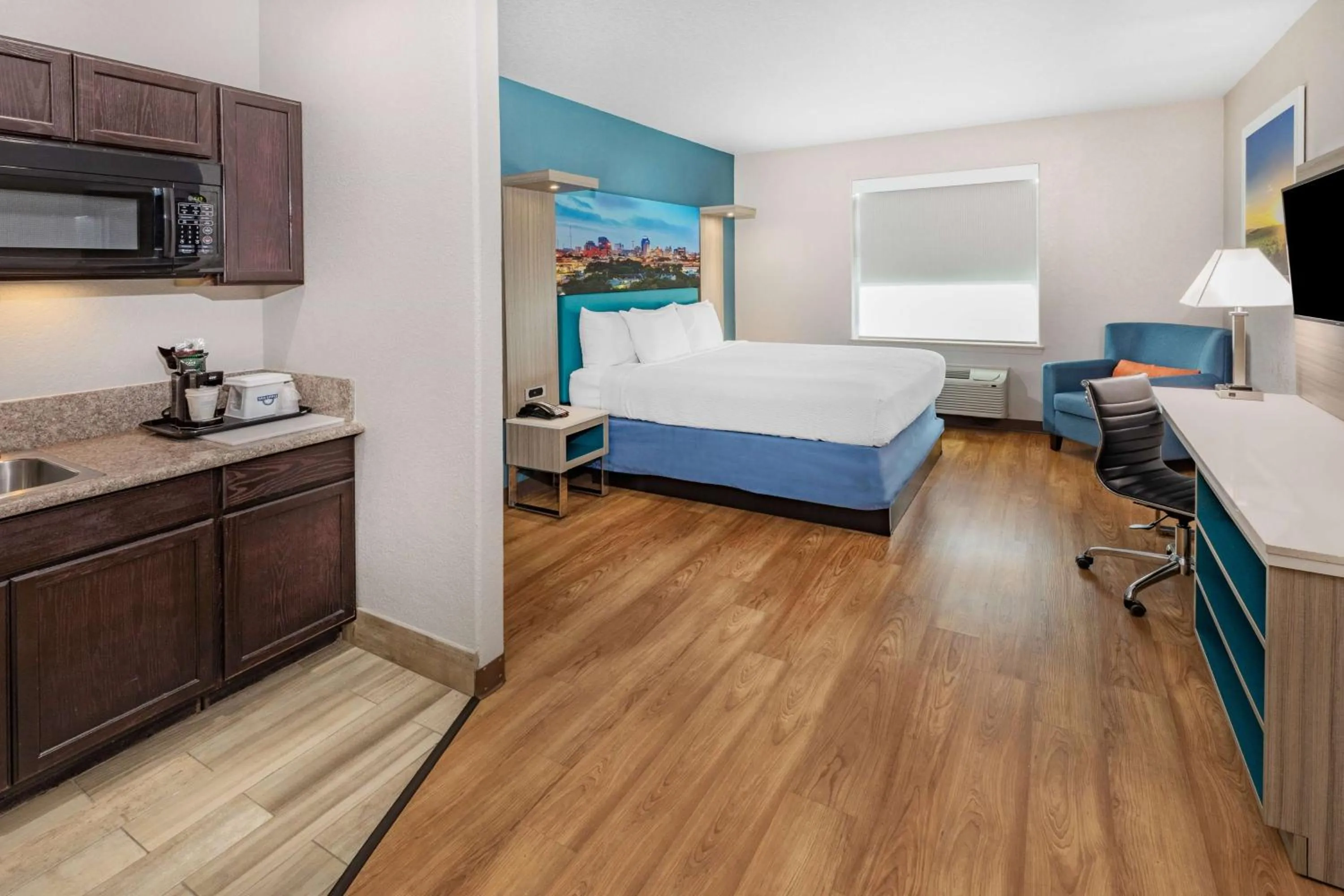 Photo of the whole room, Bed in Days Inn & Suites by Wyndham San Antonio near Frost Bank Center