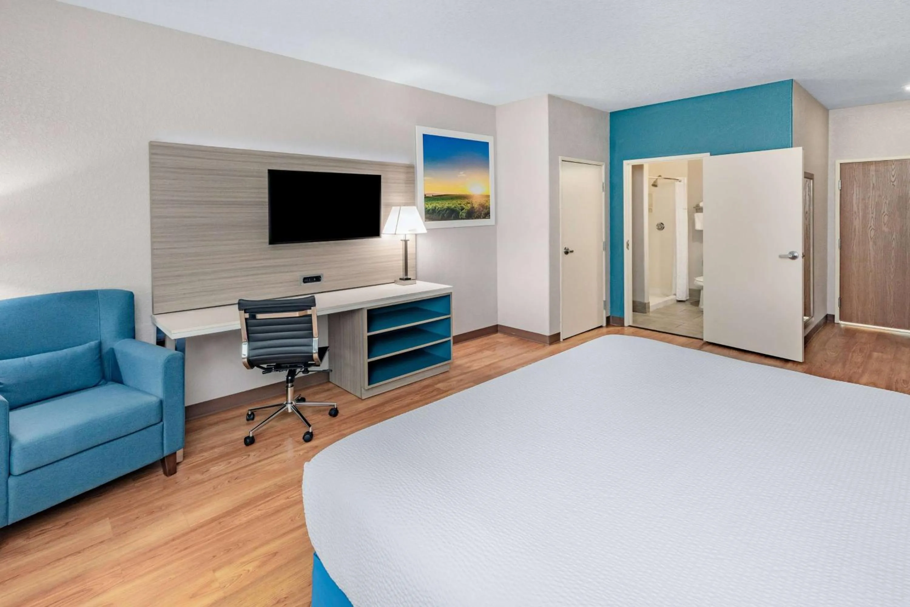 Photo of the whole room, Bed in Days Inn & Suites by Wyndham San Antonio near Frost Bank Center