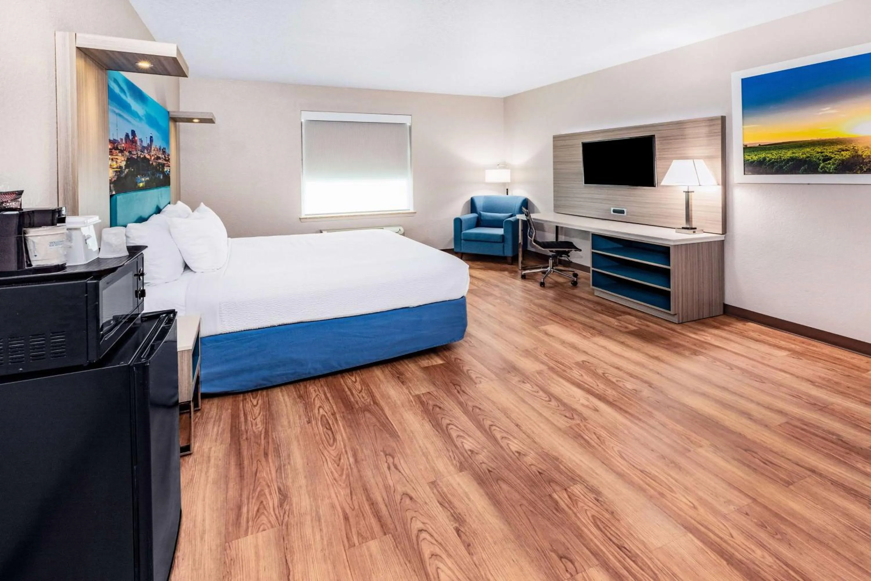 Photo of the whole room, Bed in Days Inn & Suites by Wyndham San Antonio near Frost Bank Center