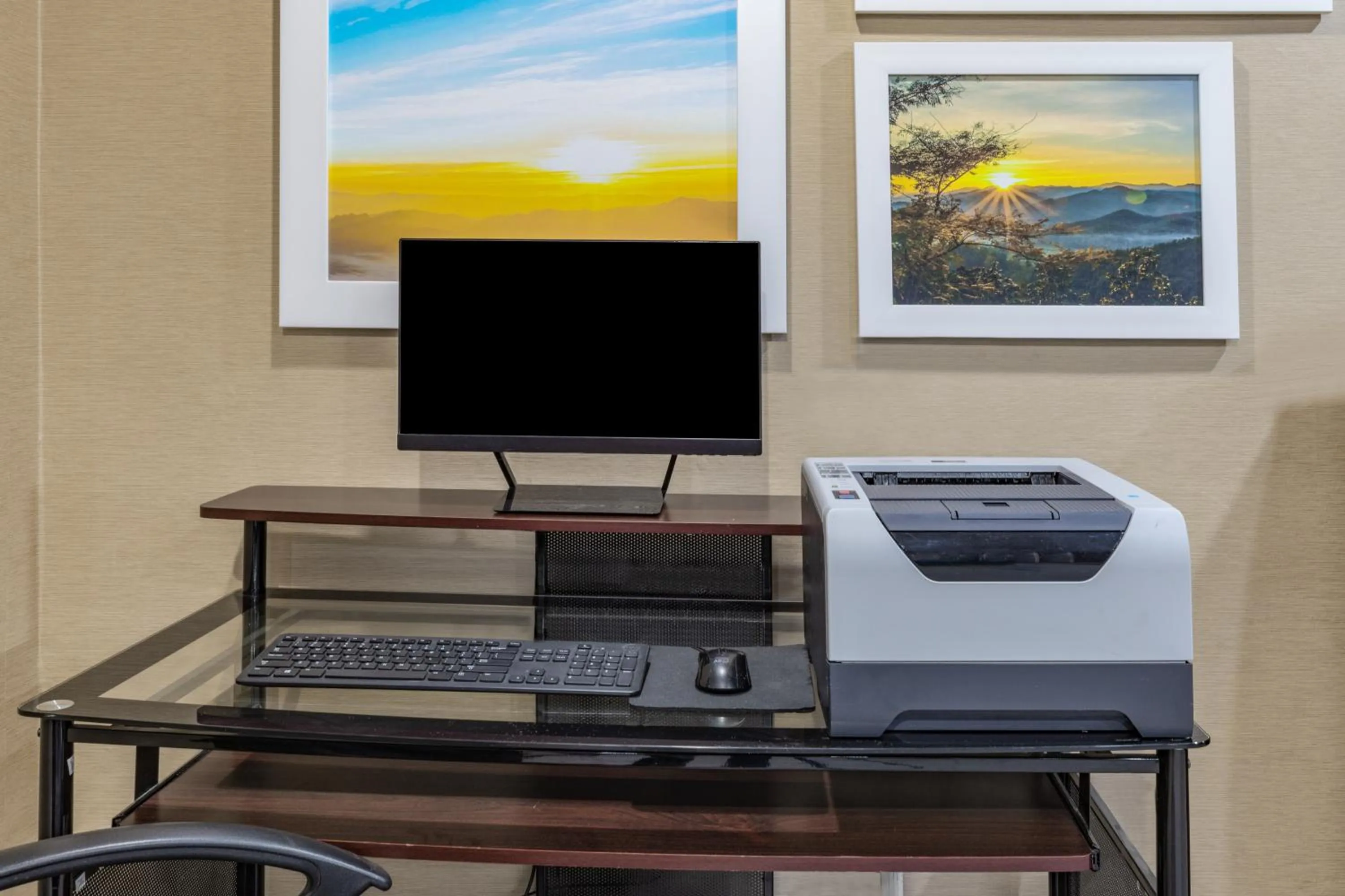 Days Inn & Suites by Wyndham San Antonio near Frost Bank Center