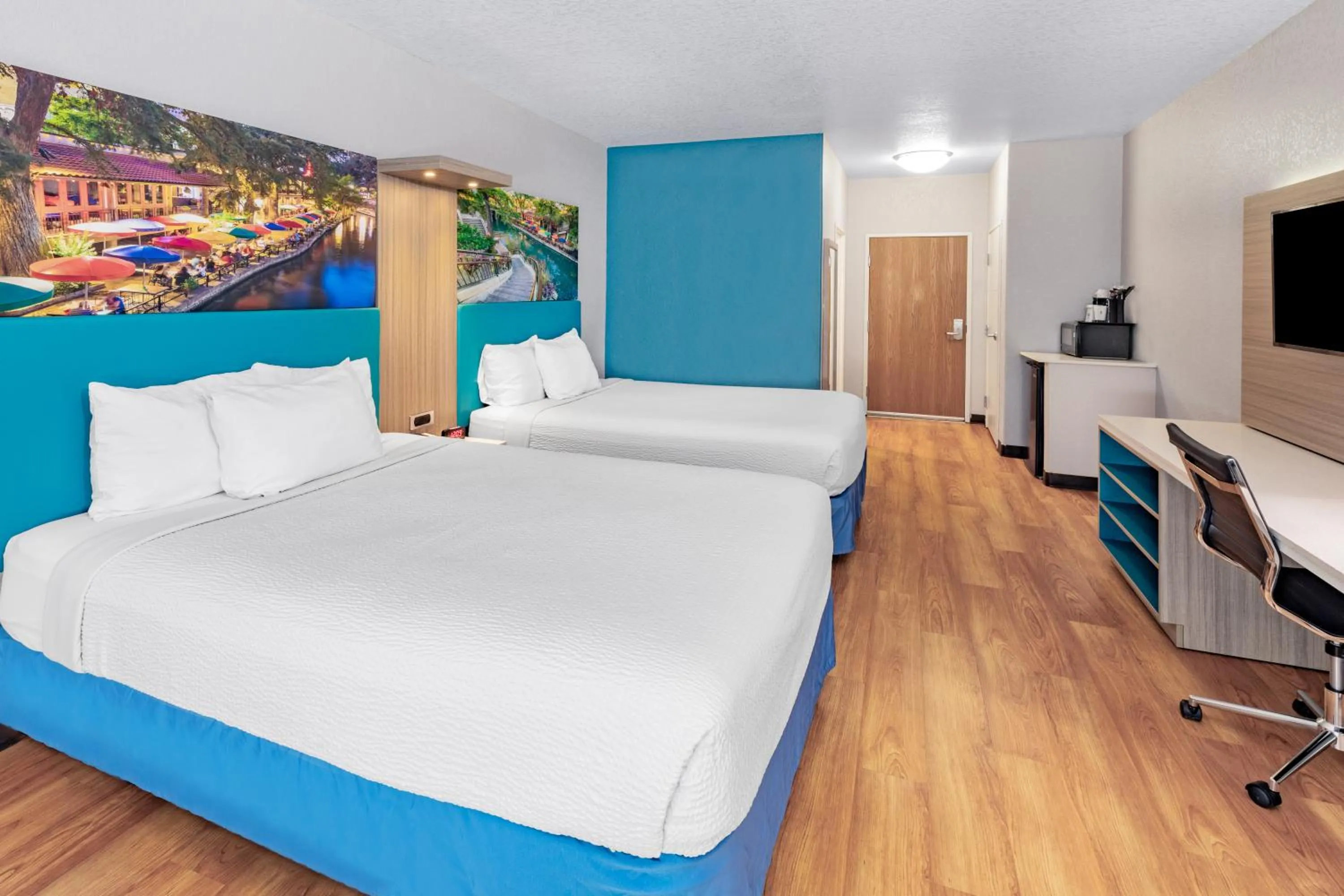 Bed in Days Inn & Suites by Wyndham San Antonio near Frost Bank Center