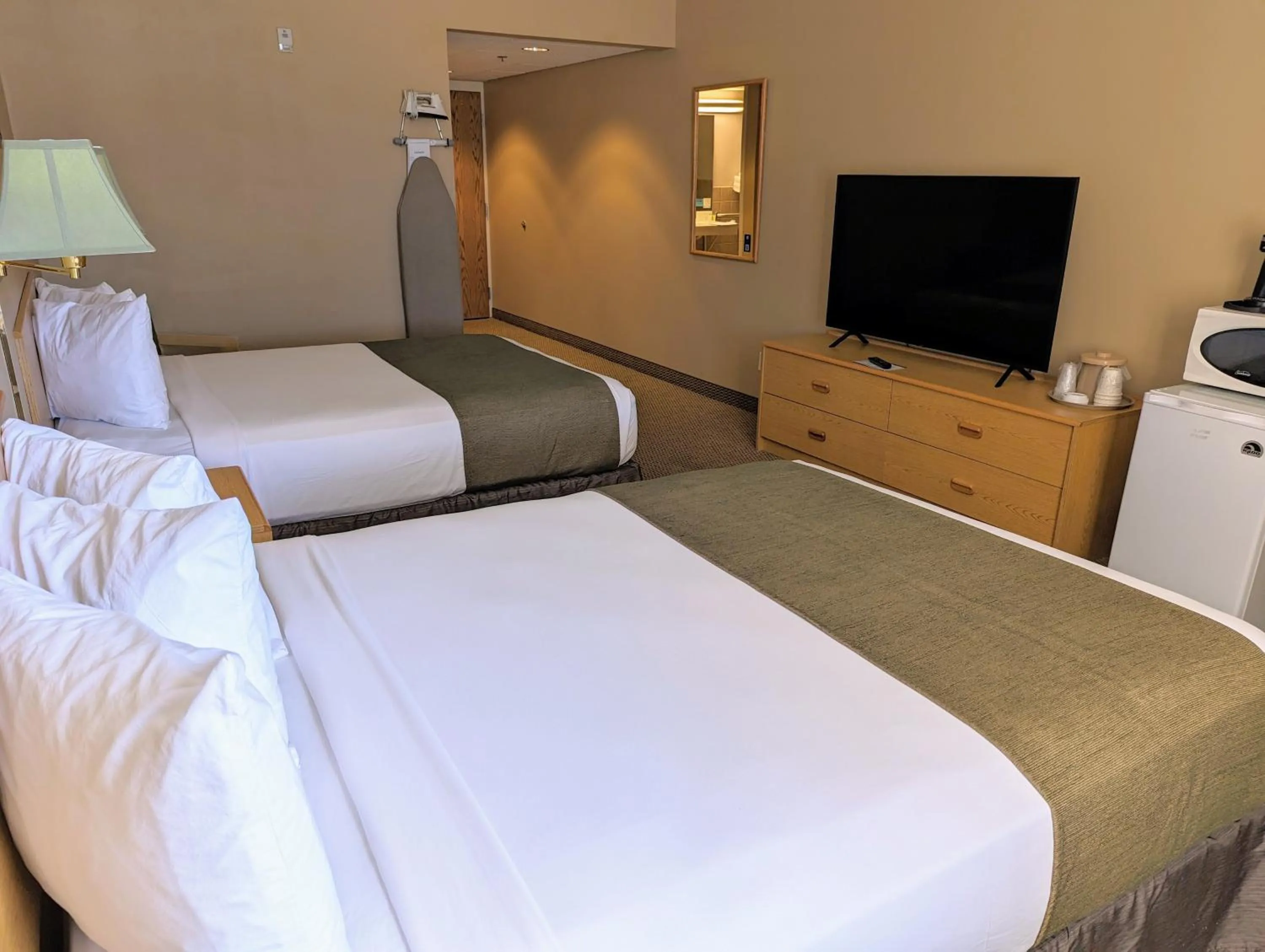 Bedroom, Bed in Travelodge by Wyndham Deadwood
