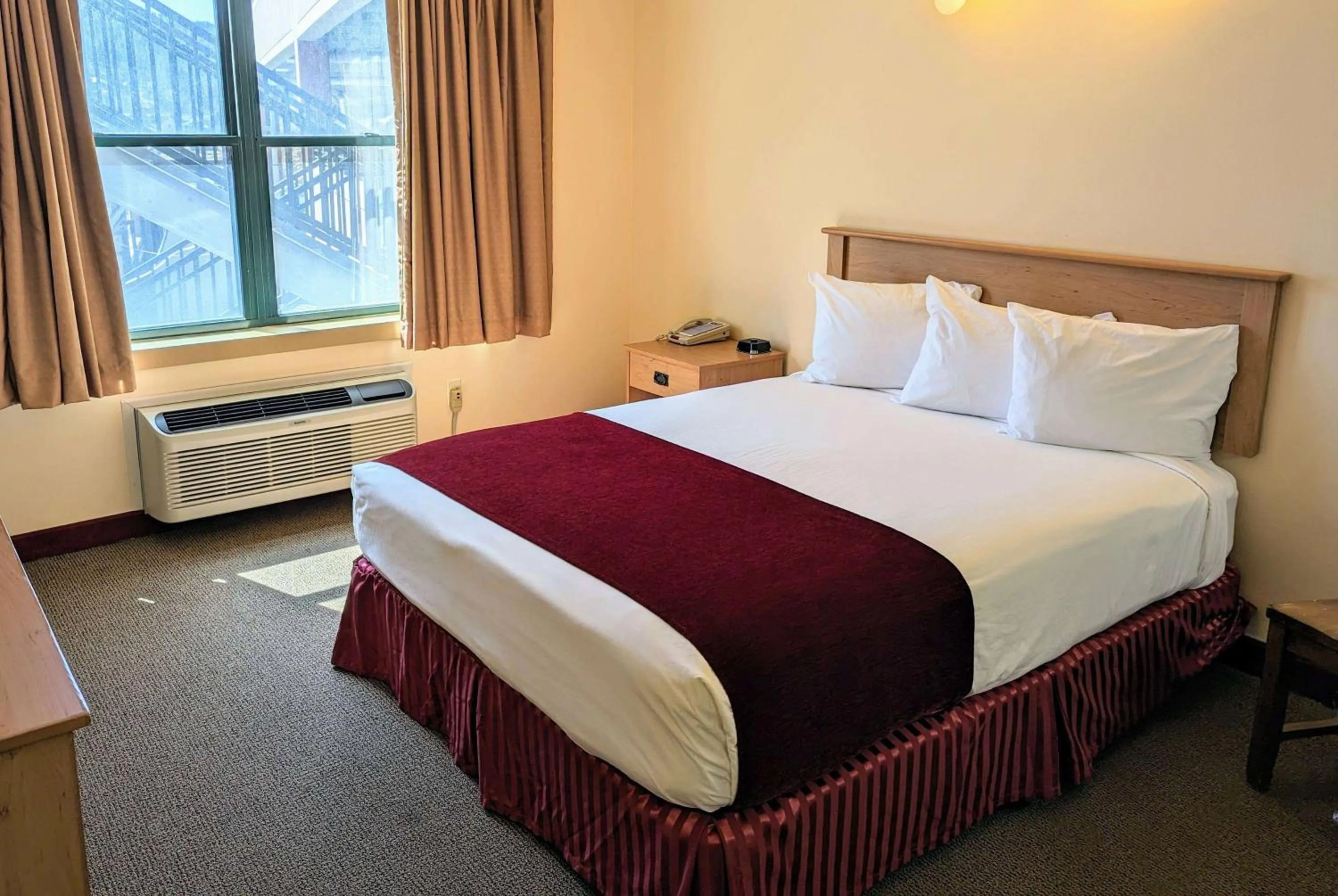 Photo of the whole room, Bed in Travelodge by Wyndham Deadwood